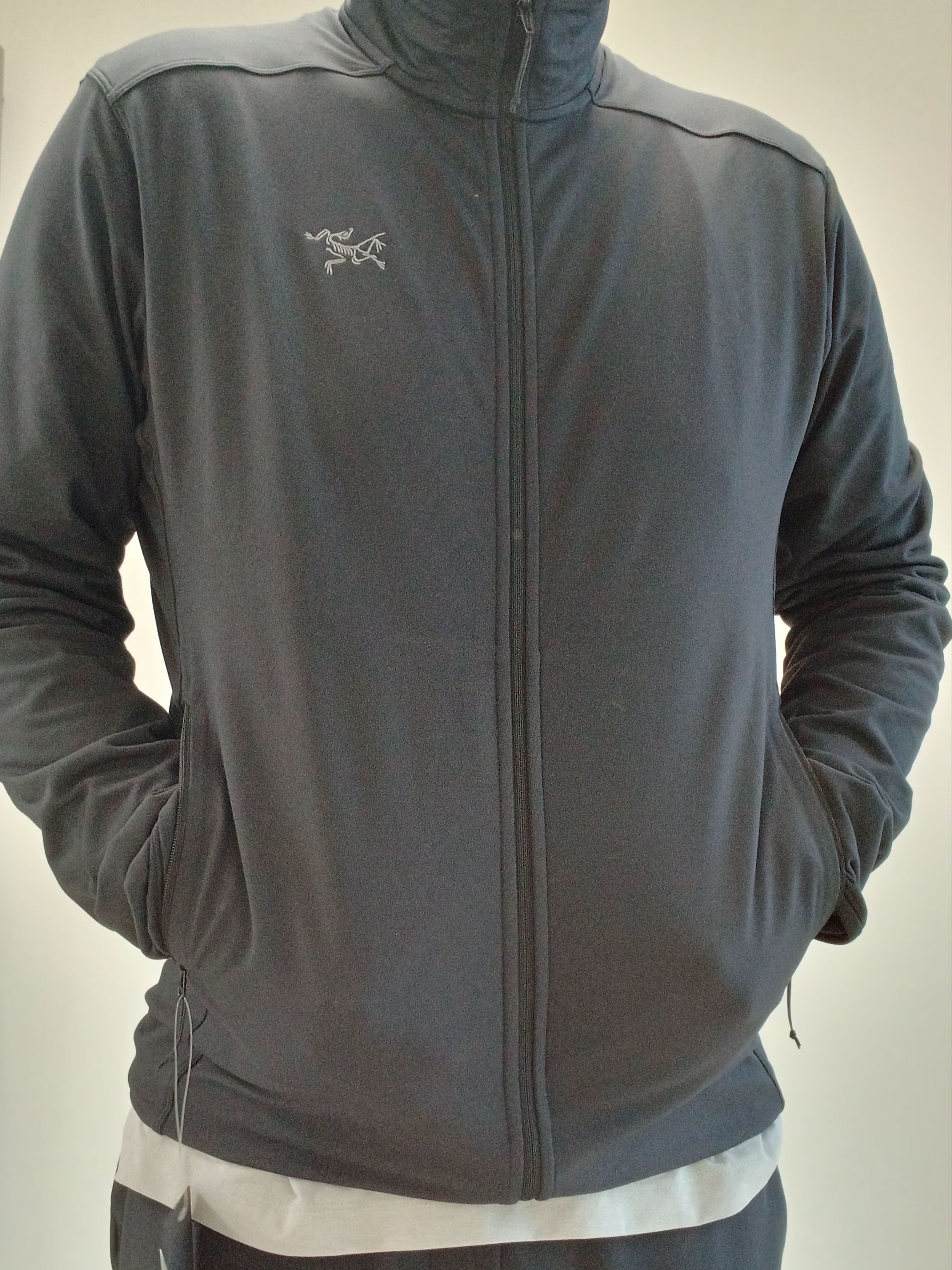 Arc'teryx Cormac Logo SS T-Shirt Atmos Heather, Arc'teryx Kyanite Lightweight Jacket Black 착용 스타일 - 6