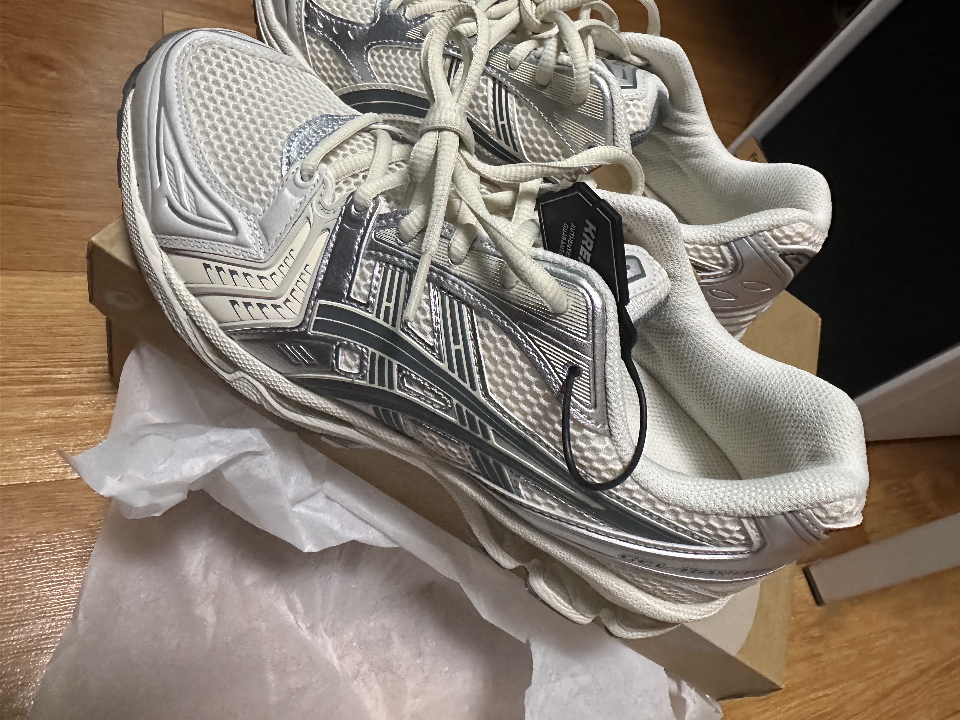 Asics Gel-Kayano 14 Birch Dark Pewter 착용 스타일