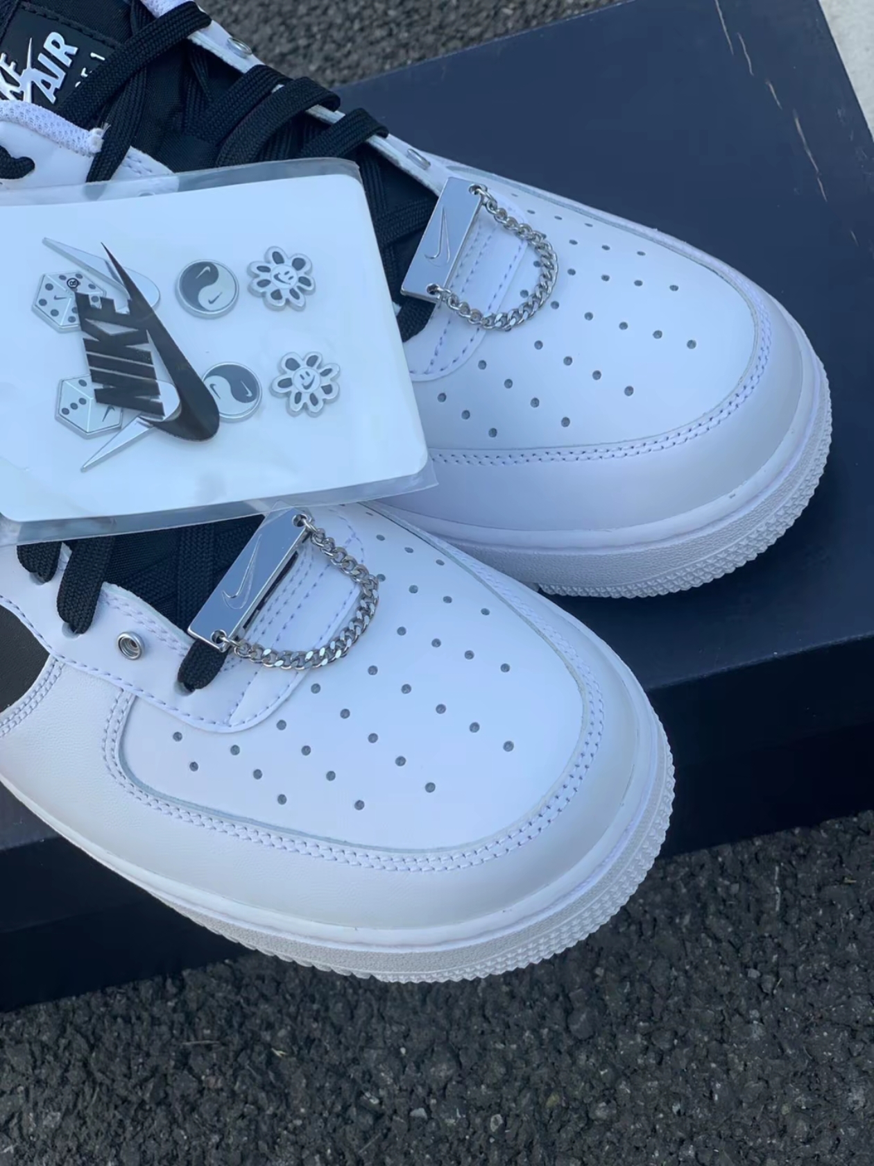Nike Air Force 1 '07 PRM White Black 착용 스타일 - 1