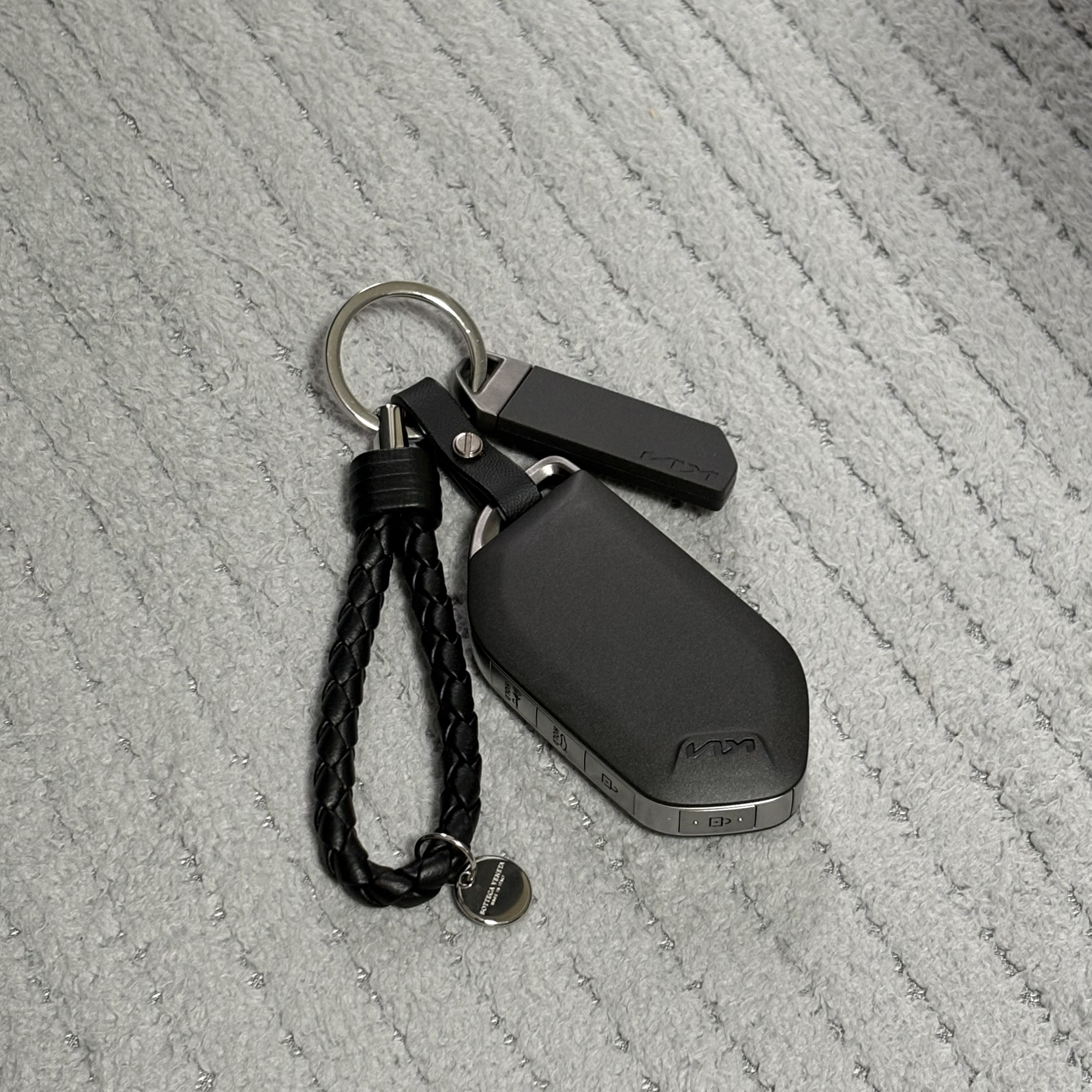 Bottega Veneta Logo Tag Keyring Black 착용 스타일 - 2