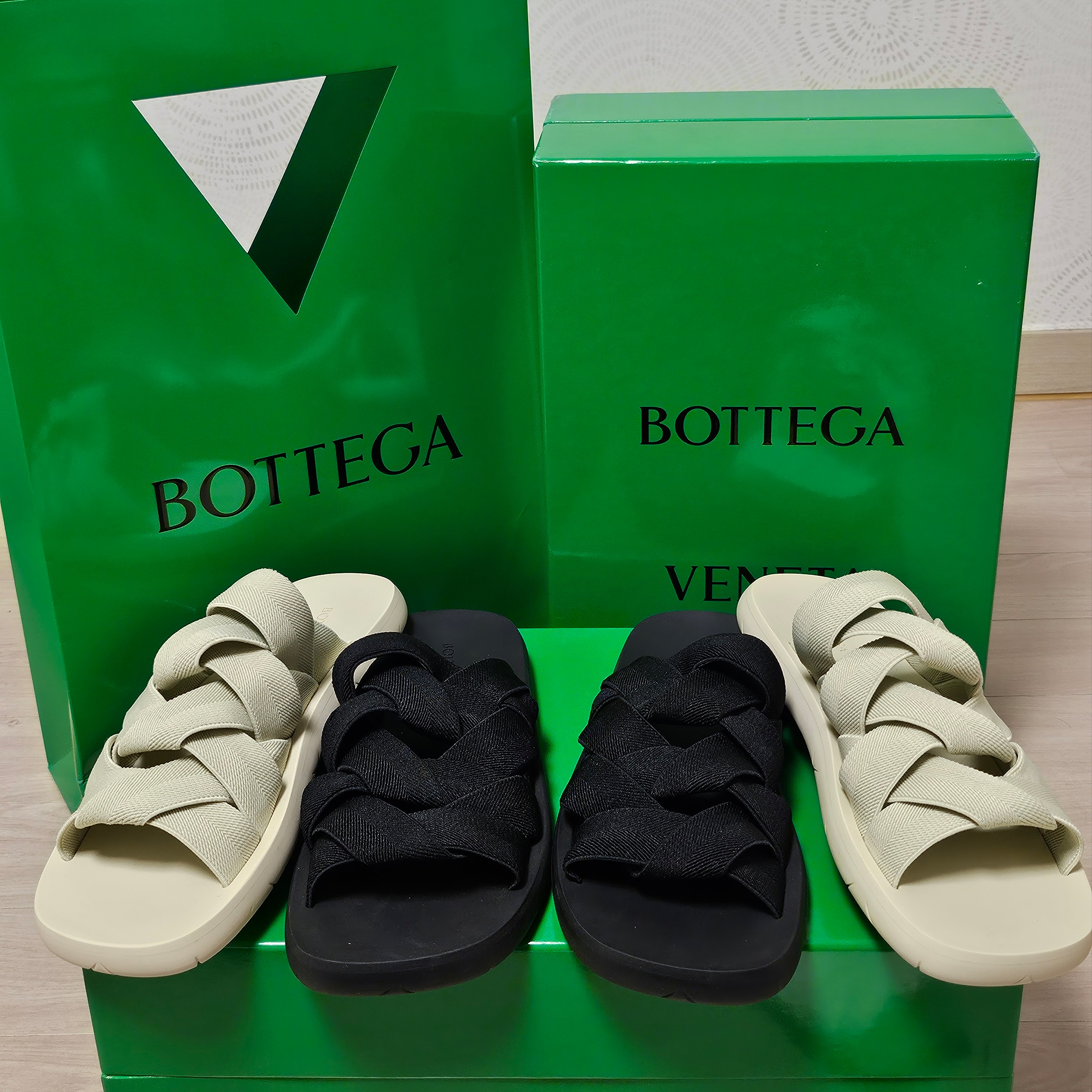 Bottega Veneta Plat Mule Black, Bottega Veneta Plat Mule Sea Salt 착용 스타일 - 5