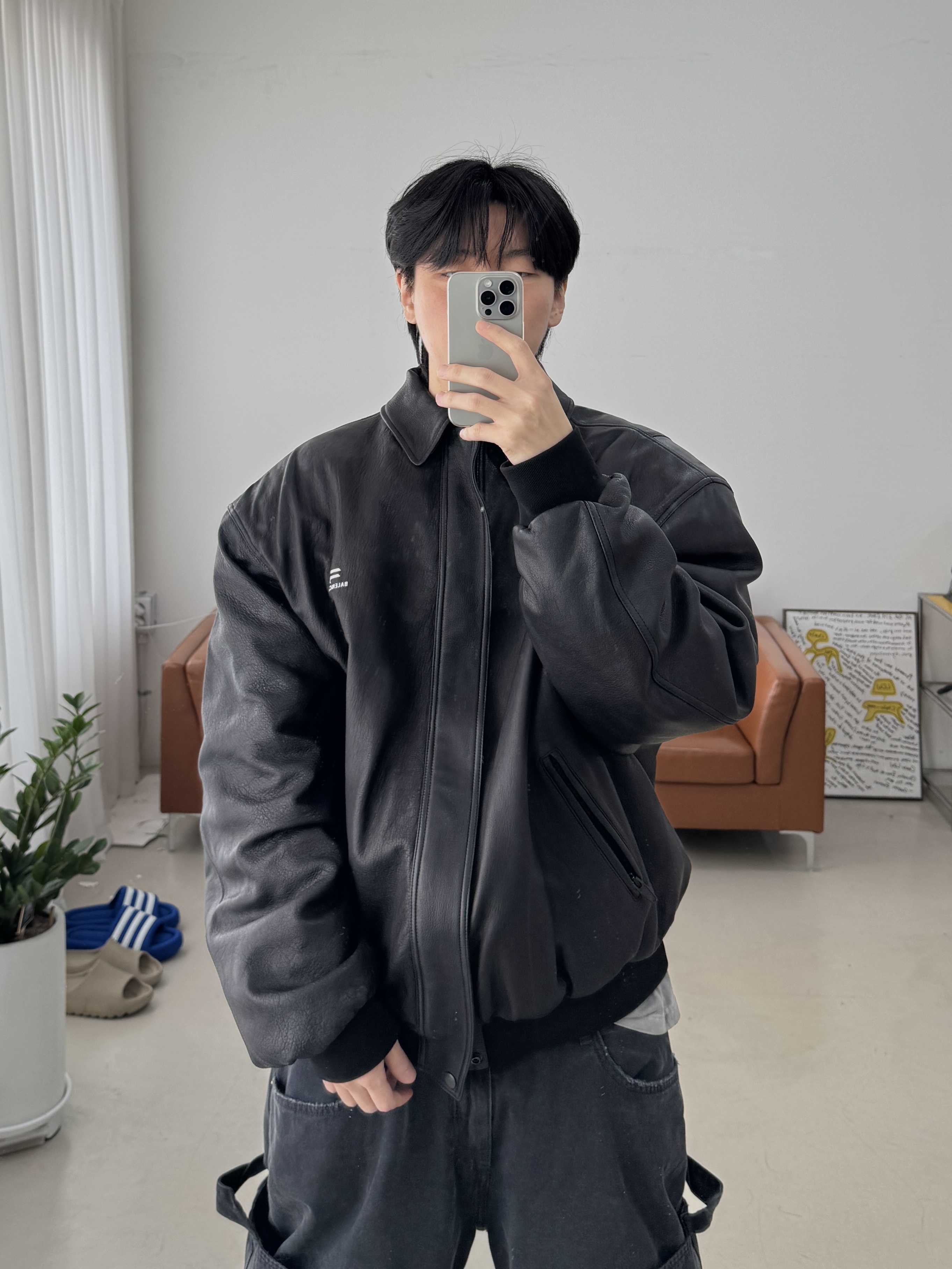 논노드 더블니 커버 팬츠 빈티지 블랙, 발렌시아가 x 크록스 러버 부츠 블랙 착용 스타일 - 2