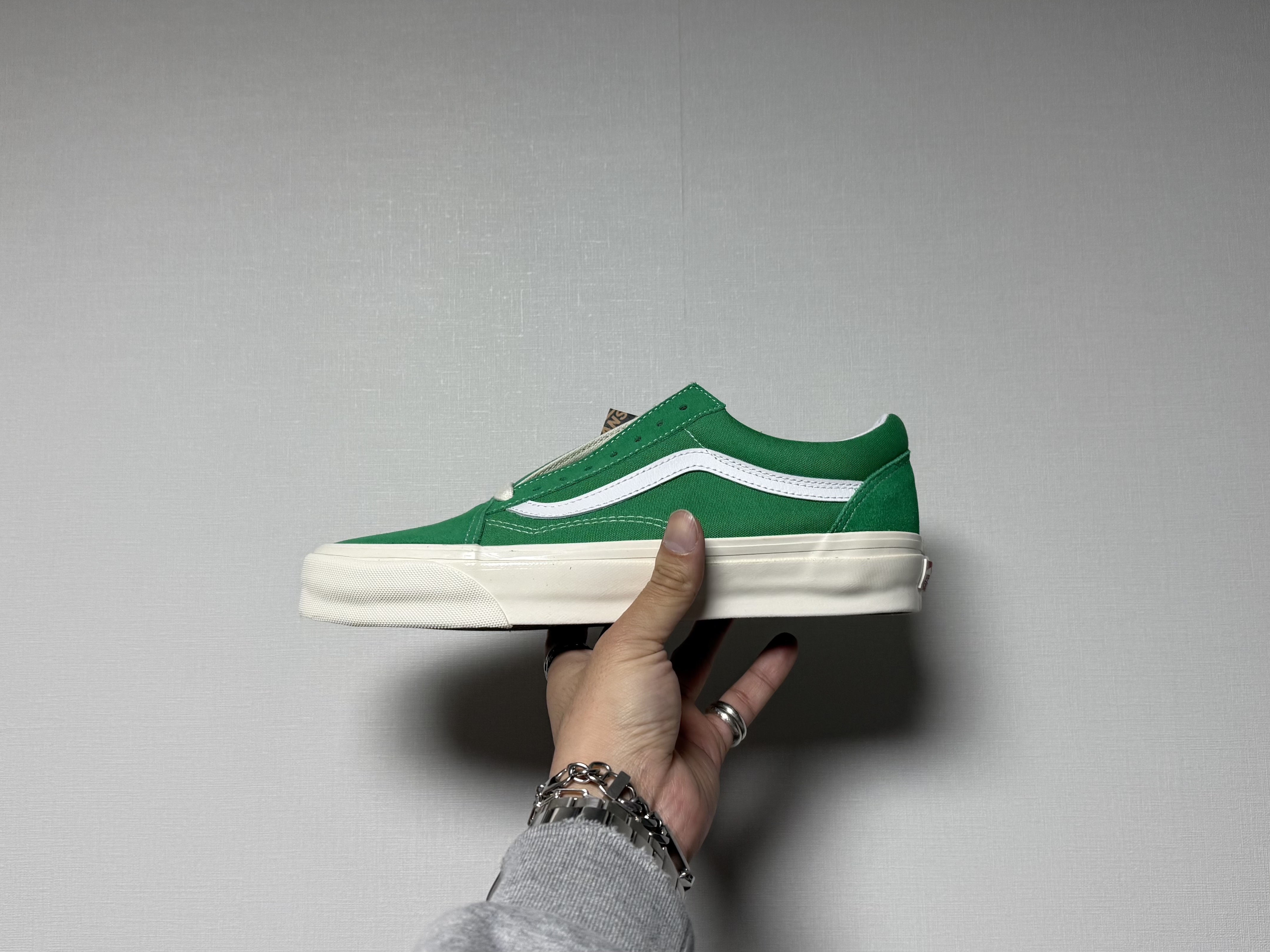 Vans Old Skool Pepper Green True White 착용 스타일
