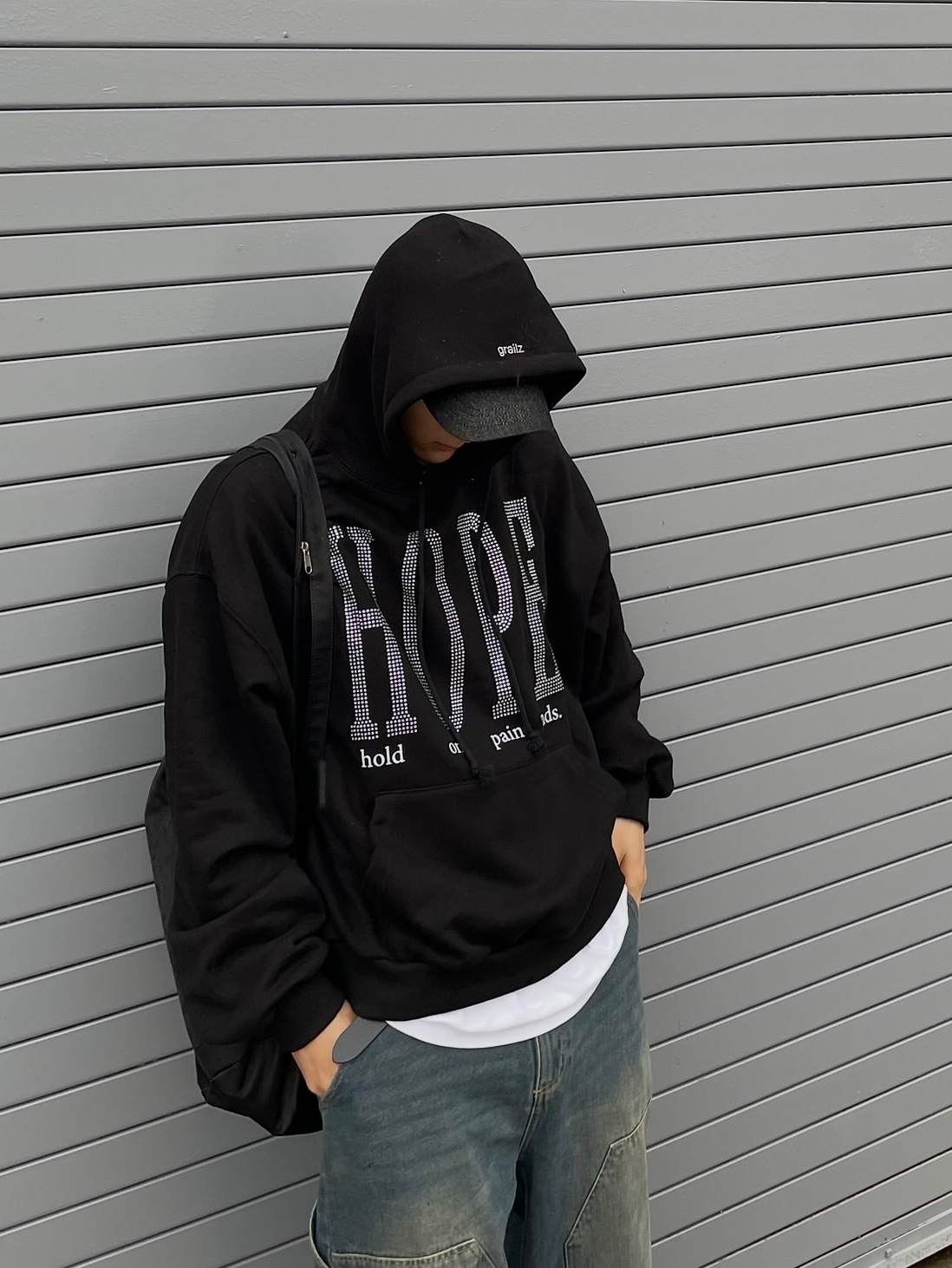 GRAILZ Pain Ends Hoodie Black 착용 스타일 - 2