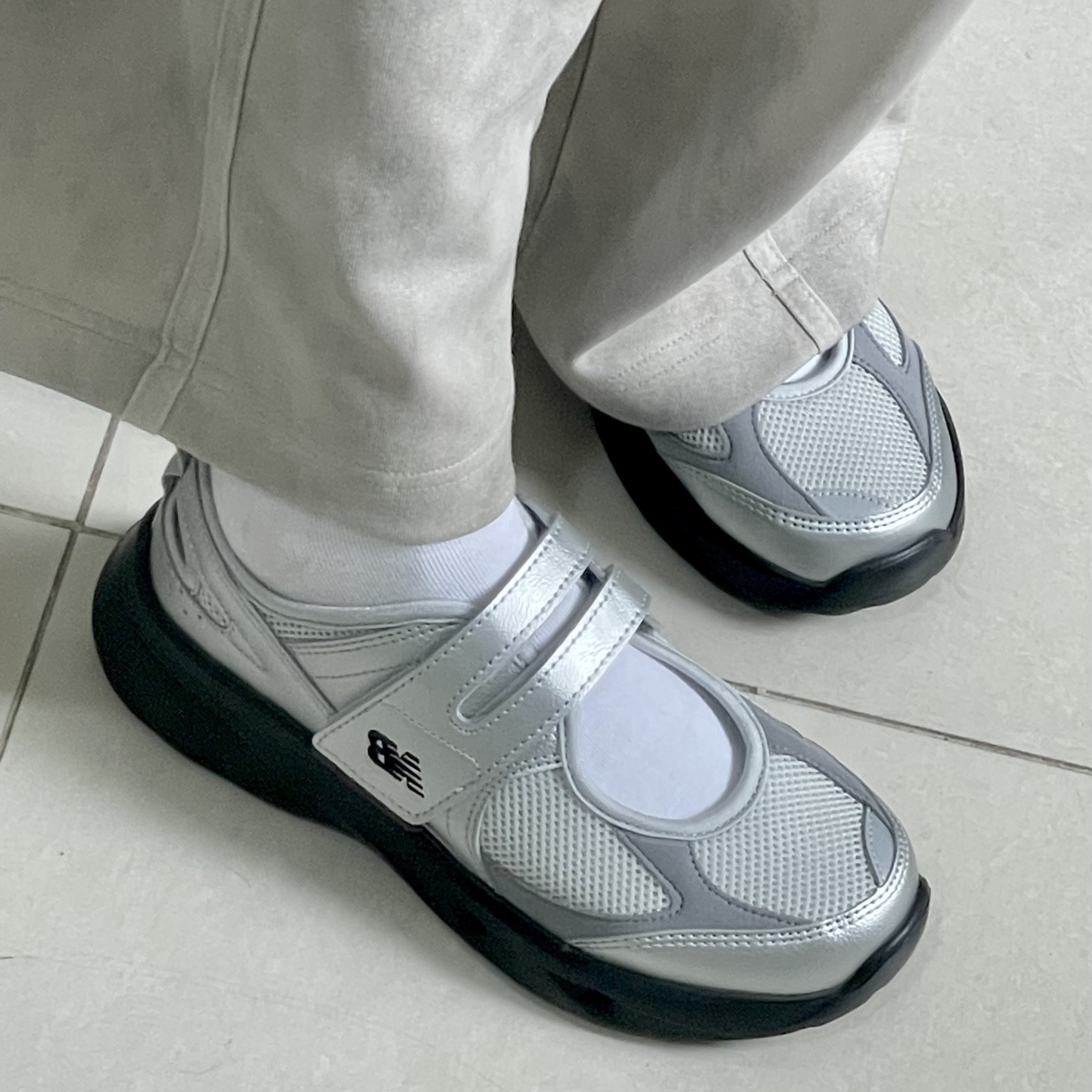 (W) New Balance Breeze SD2202 Metalic Silver 착용 스타일 - 2