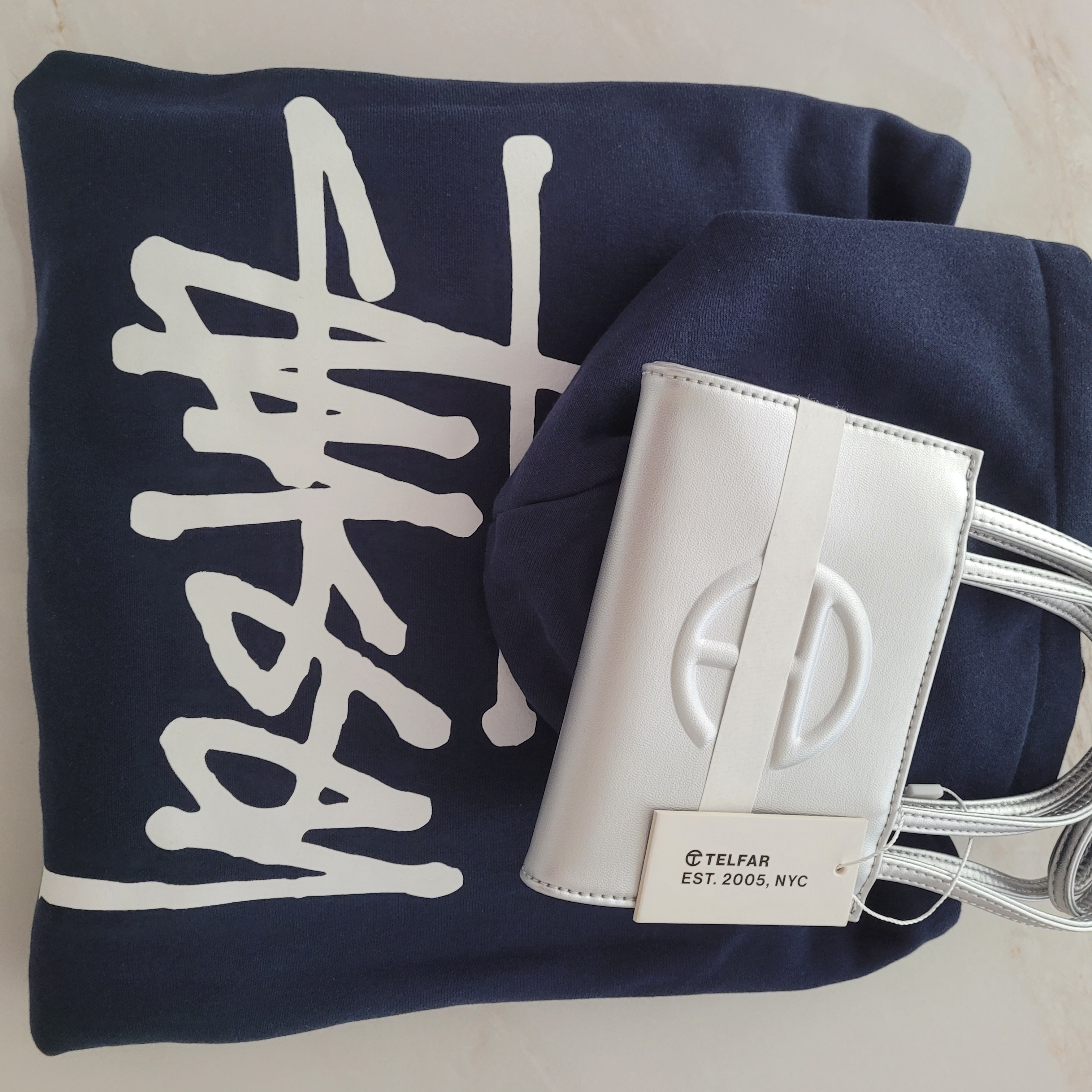 Telfar Small Shopping Bag Silver 착용 스타일