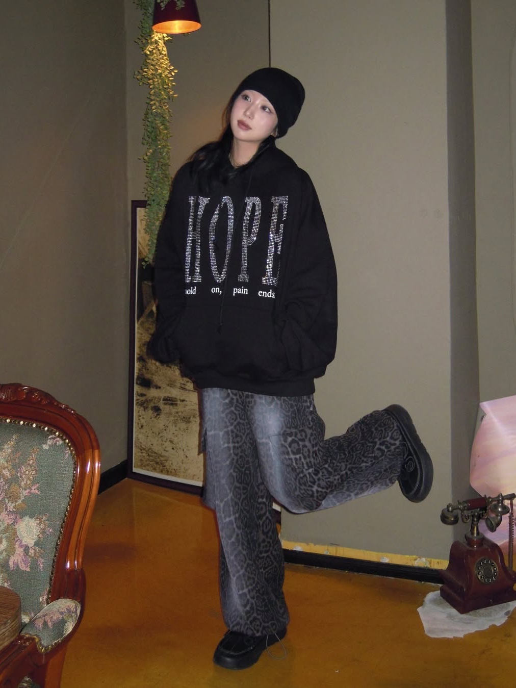 GRAILZ Pain Ends Hoodie Black 착용 스타일 - 3