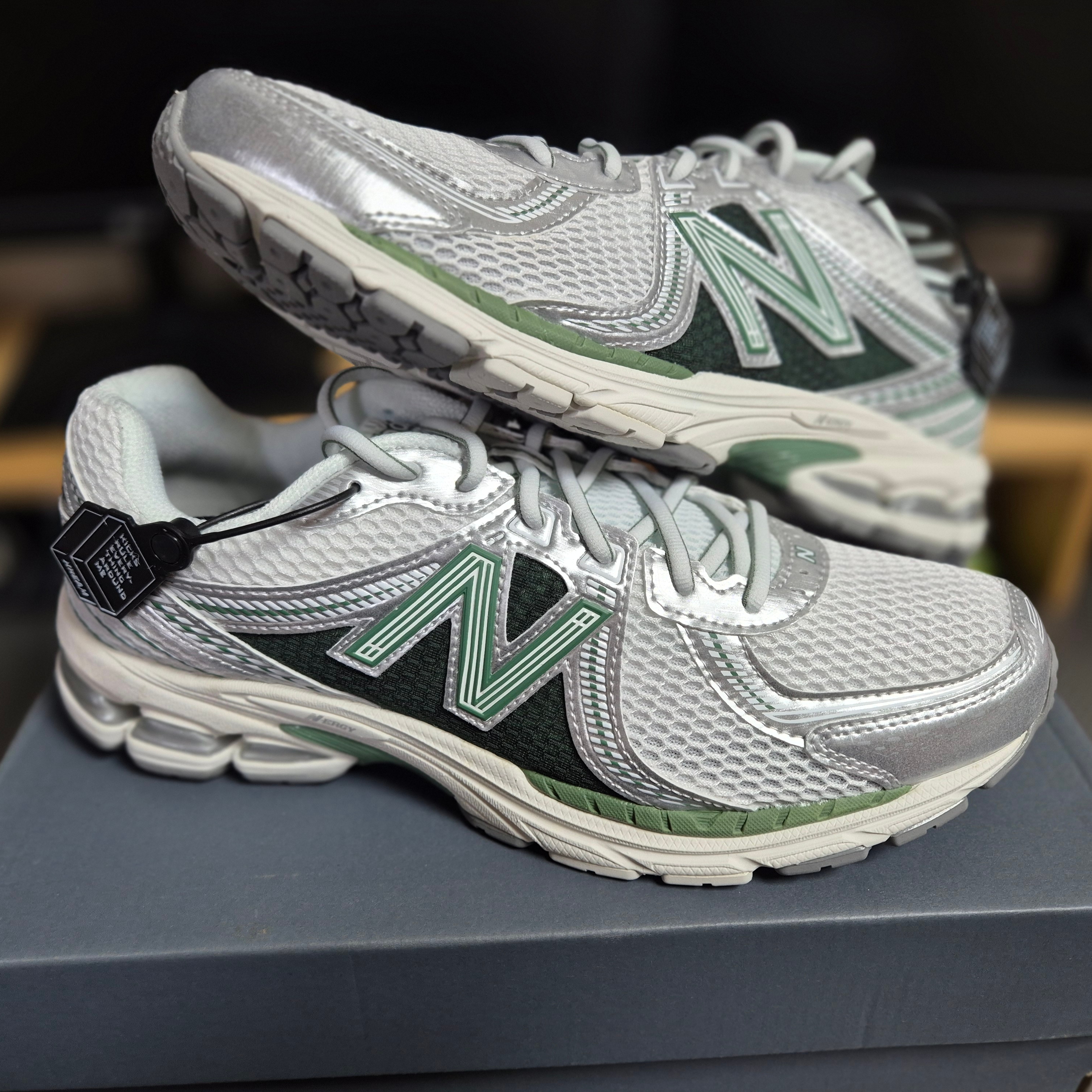 New Balance 860v2 Mallard Green Silver 착용 스타일
