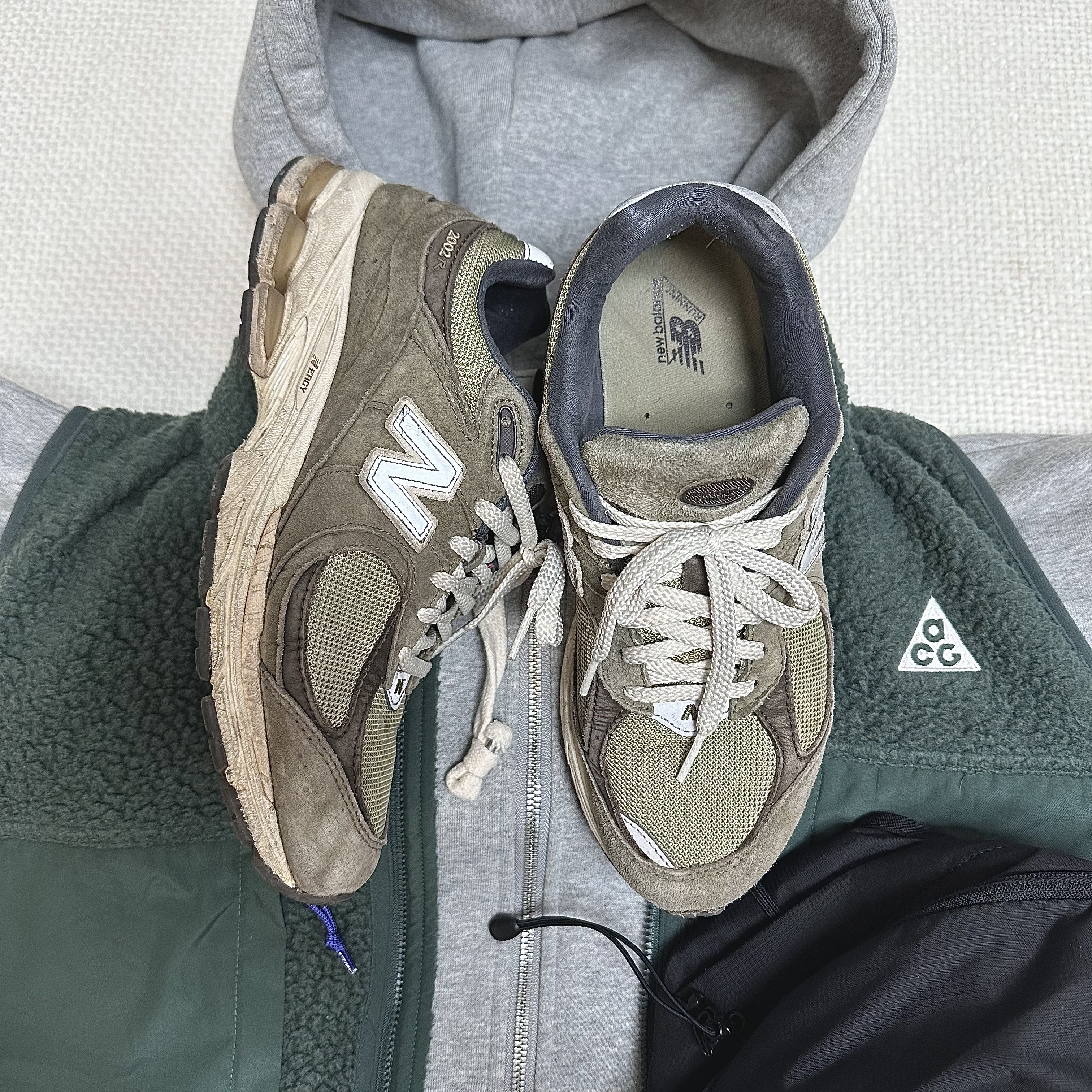 New Balance 2002R Special Vintage Khaki, Salomon Trailblazer 10 Black 착용 스타일 - 2