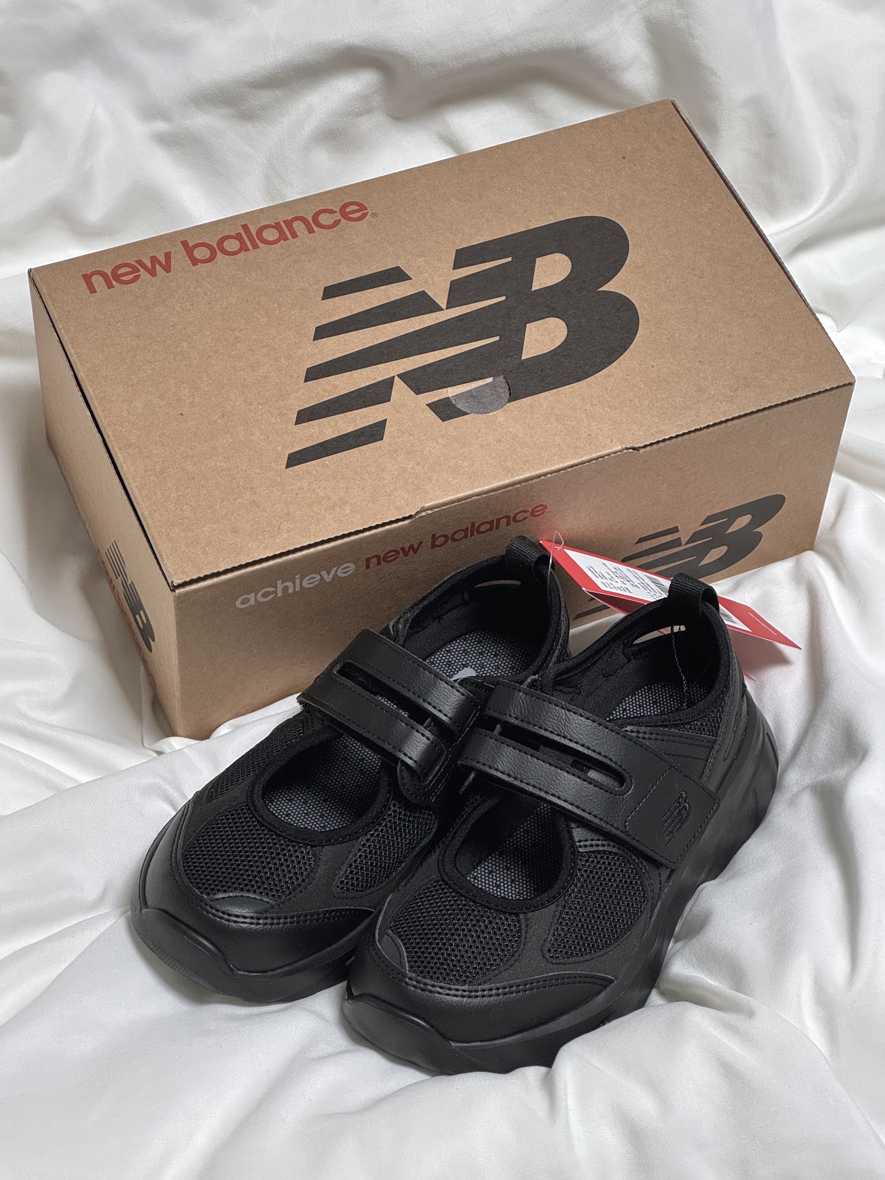 (W) New Balance Breeze SD2202 Triple Black 착용 스타일 - 1
