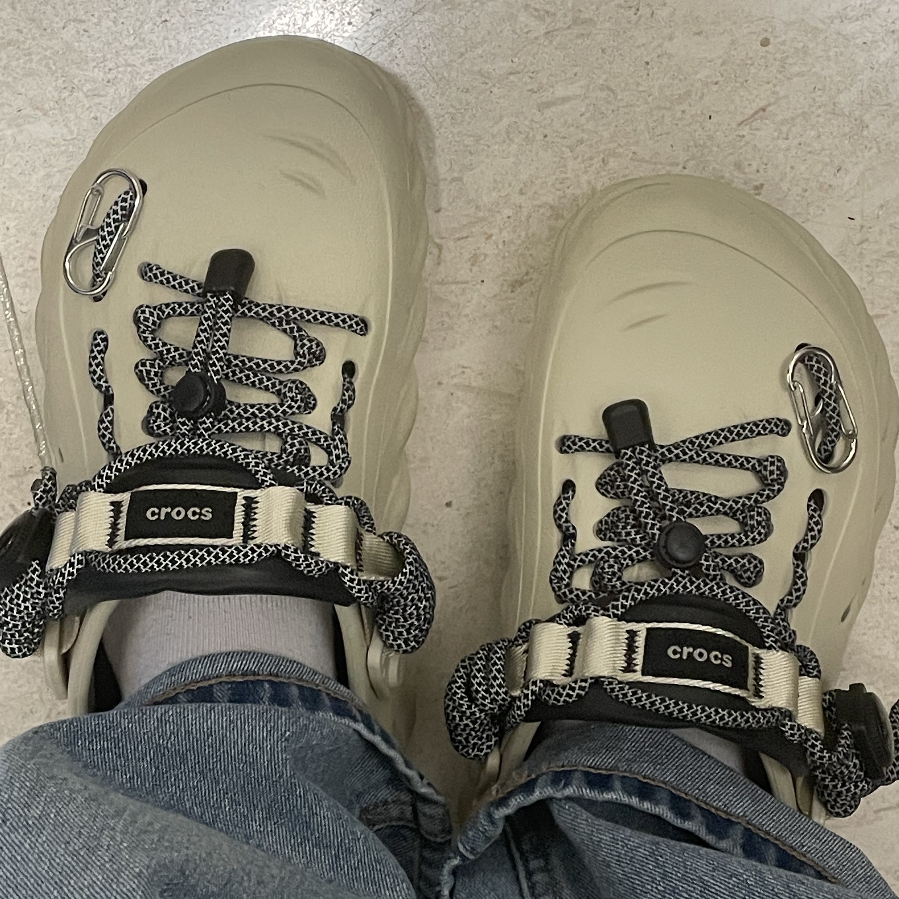 Crocs Echo Clog Bone Black 착용 스타일