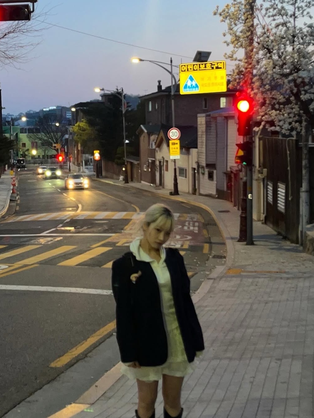 러프넥 튜튜 팬츠 스커트 크림, 러프넥 튜튜 팬츠 스커트 화이트 착용 스타일 - 3