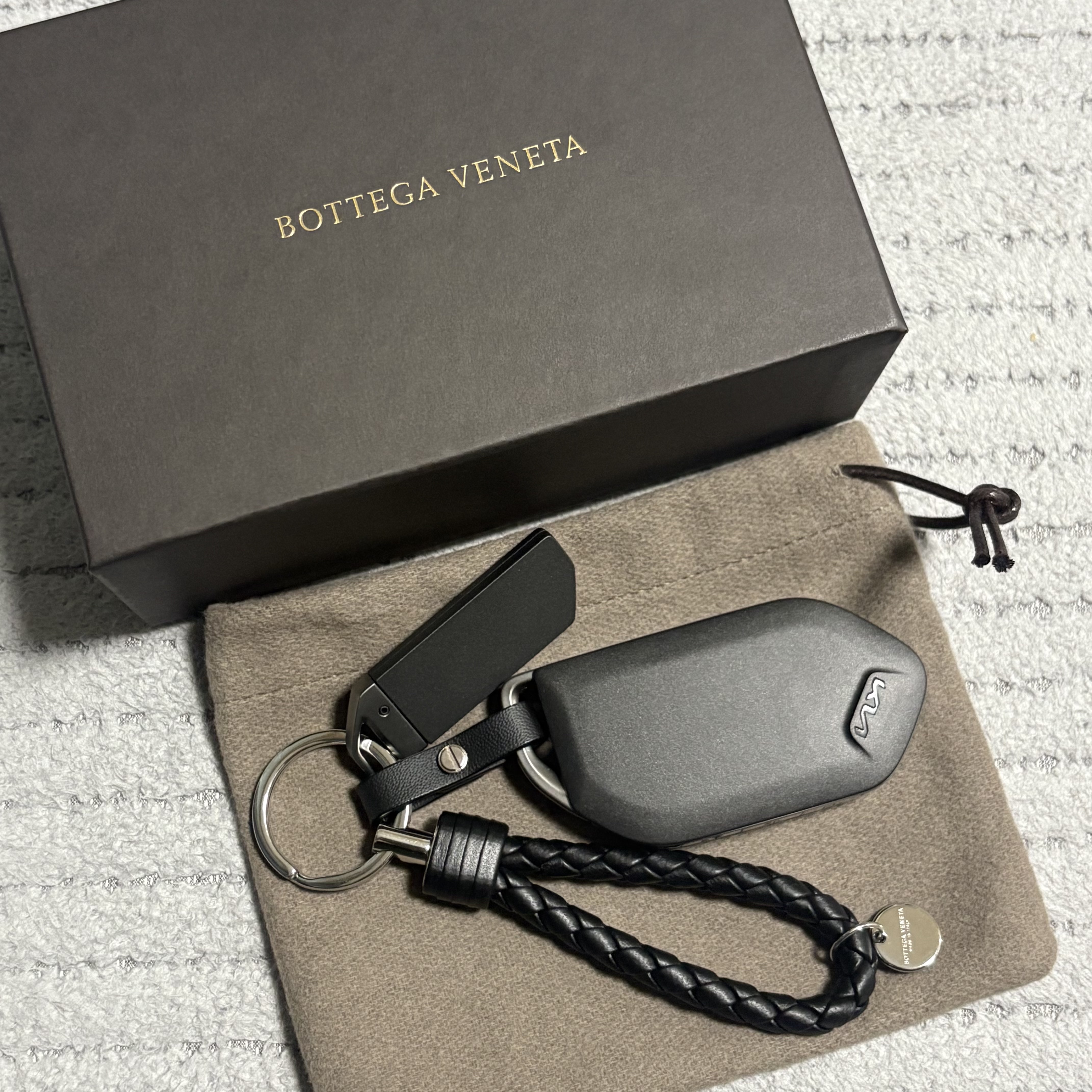 Bottega Veneta Logo Tag Keyring Black 착용 스타일 - 1