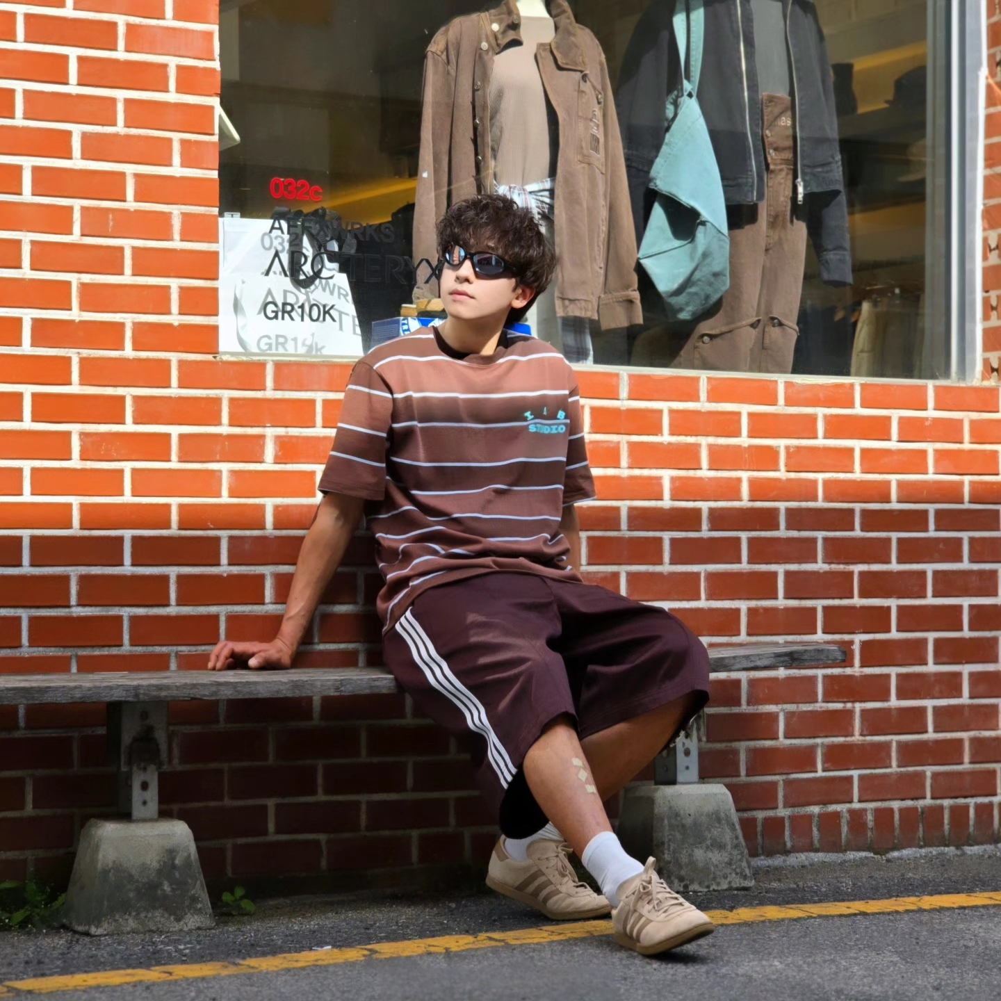 IAB Studio Striped T-Shirt Brown, Adidas Stadt Magic Beige 착용 스타일 - 1