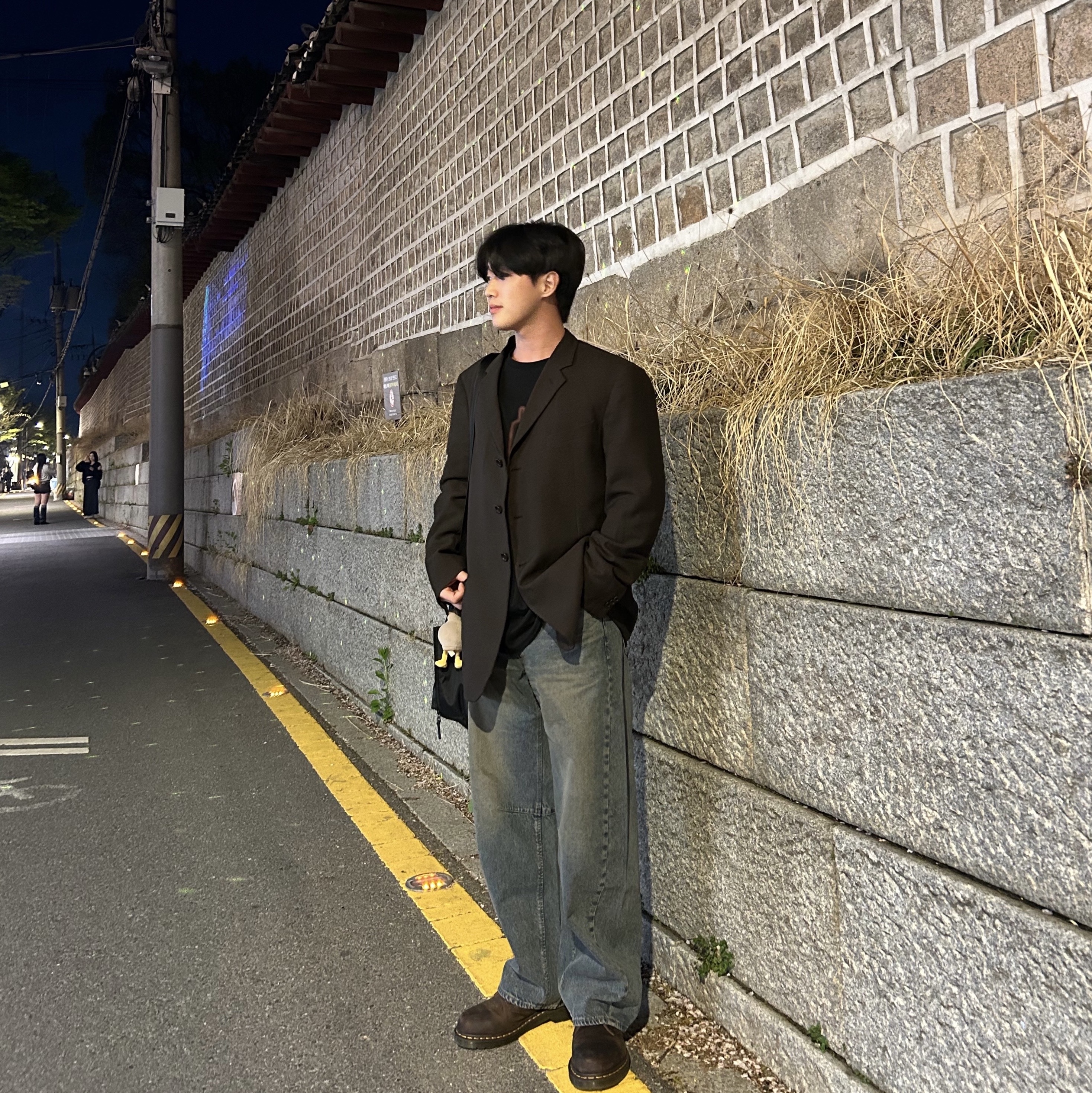 닥터마틴 1461 크레이지 홀스 레더 부츠 다크 브라운 착용 스타일 - 2