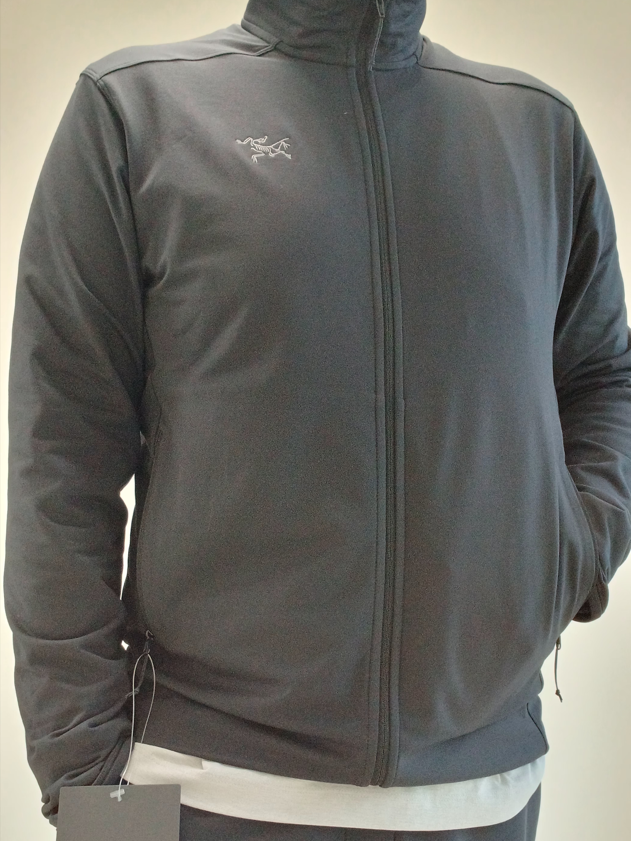 Arc'teryx Cormac Logo SS T-Shirt Atmos Heather, Arc'teryx Kyanite Lightweight Jacket Black 착용 스타일 - 5