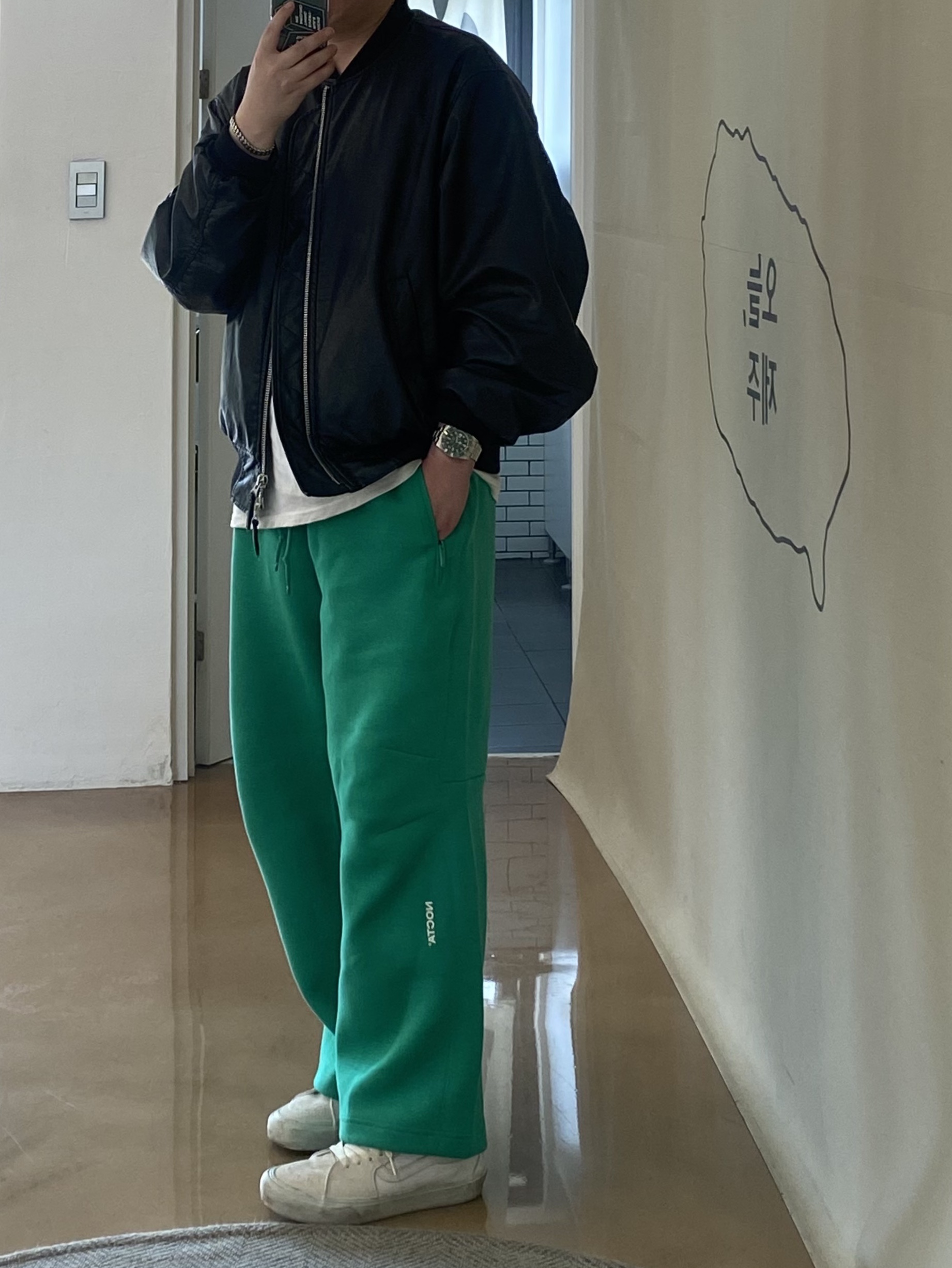 Vans Vault x JJJJound Sk8-Mid LX True White, Nike x Drake Nocta Tech Fleece Open Hem Pants Stadium Green (FD8460-324) 착용 스타일