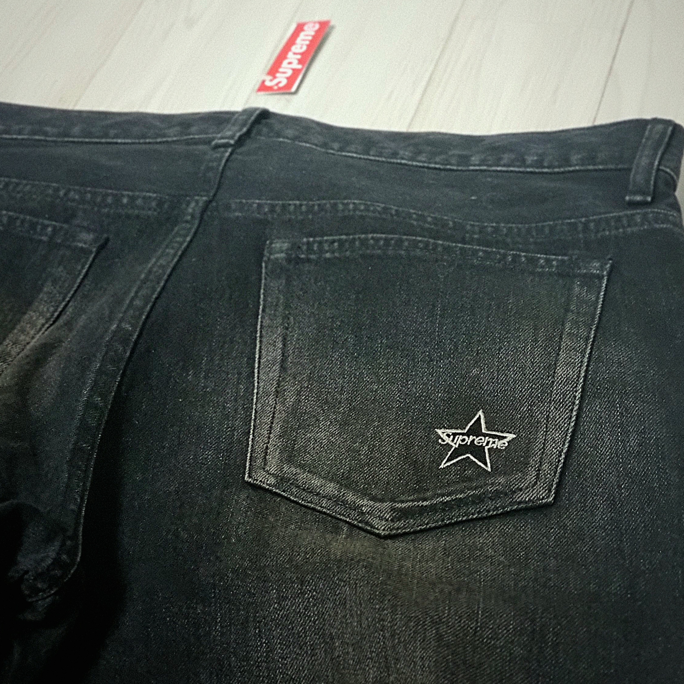 Supreme Distressed Loose Fit Selvedge Jean Washed Black - 25SS 착용 스타일 - 2