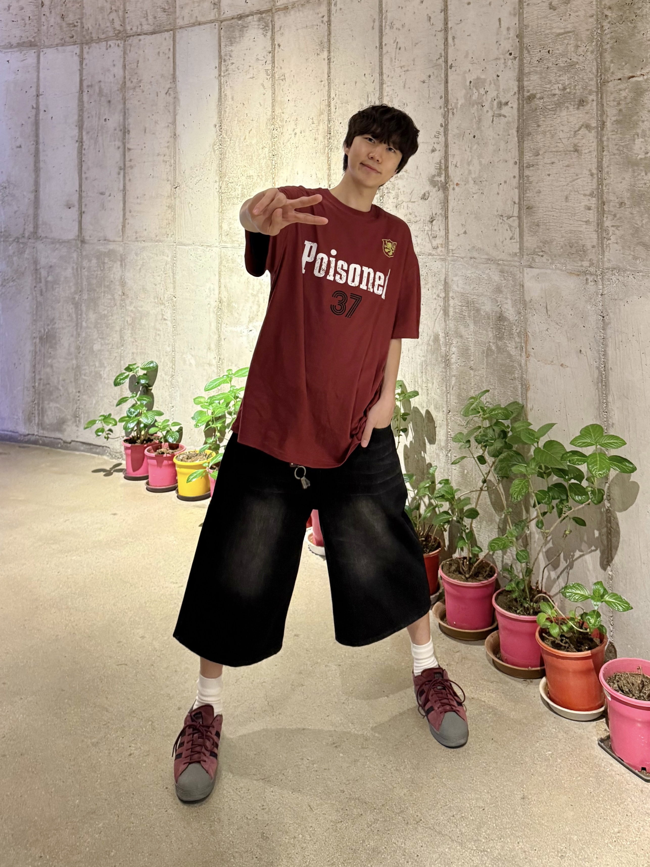 아디다스 슈퍼스타 쉐도우 레드 코어 블랙 착용 스타일 - 1