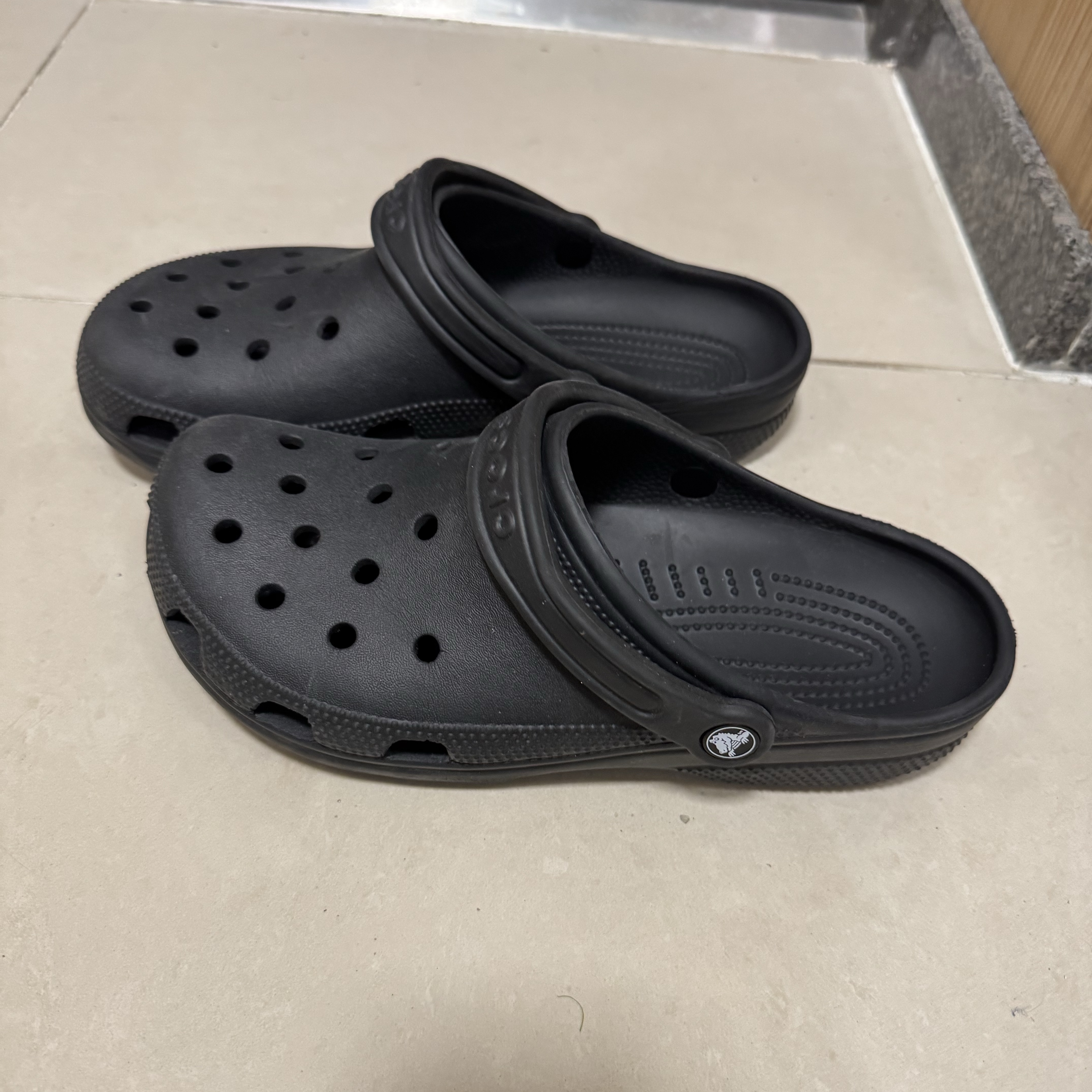 Crocs Classic Clog Black 착용 스타일