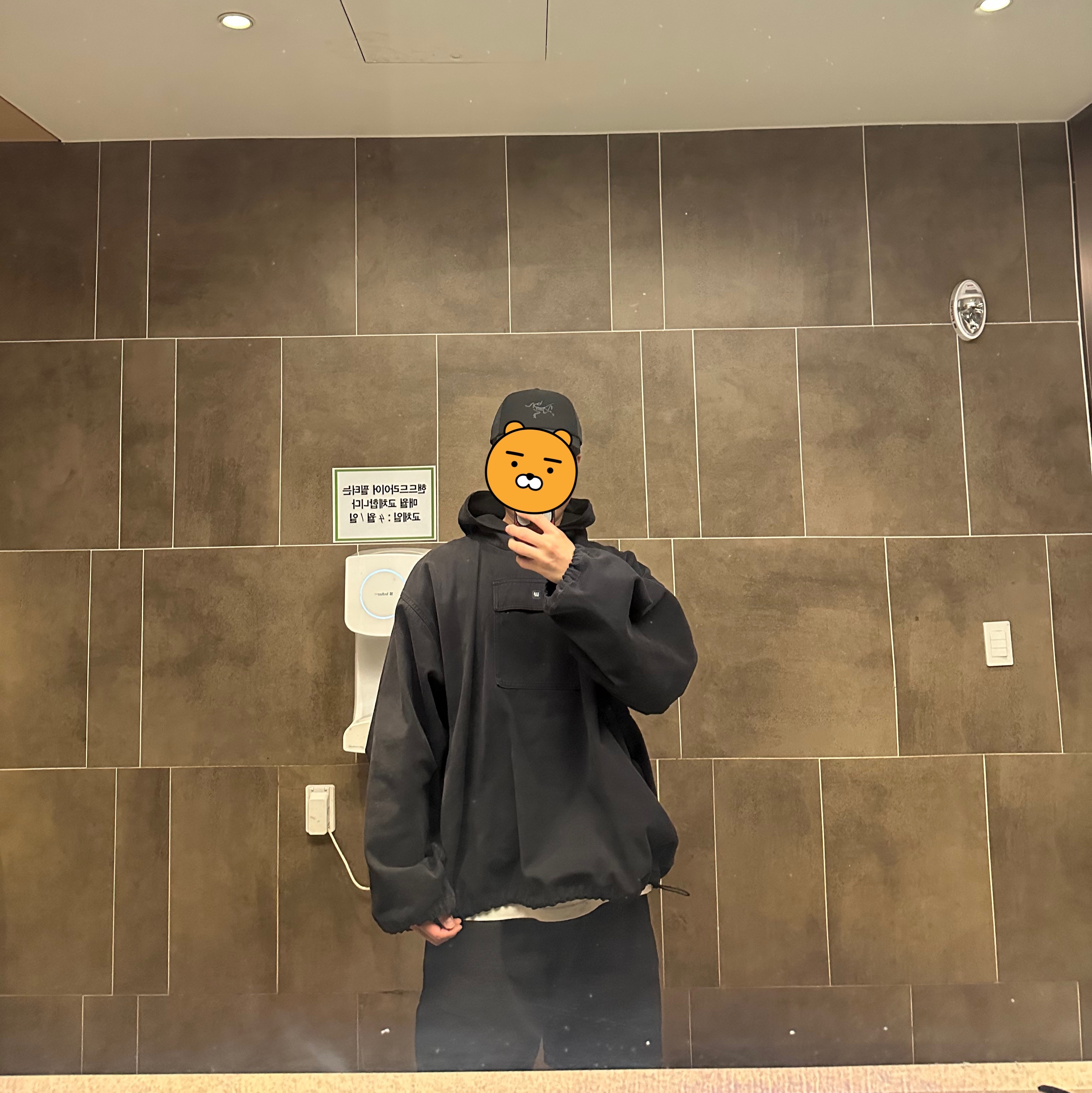 Yeezy Gap Engineered By Balenciaga Sateen Anorak Black 착용 스타일
