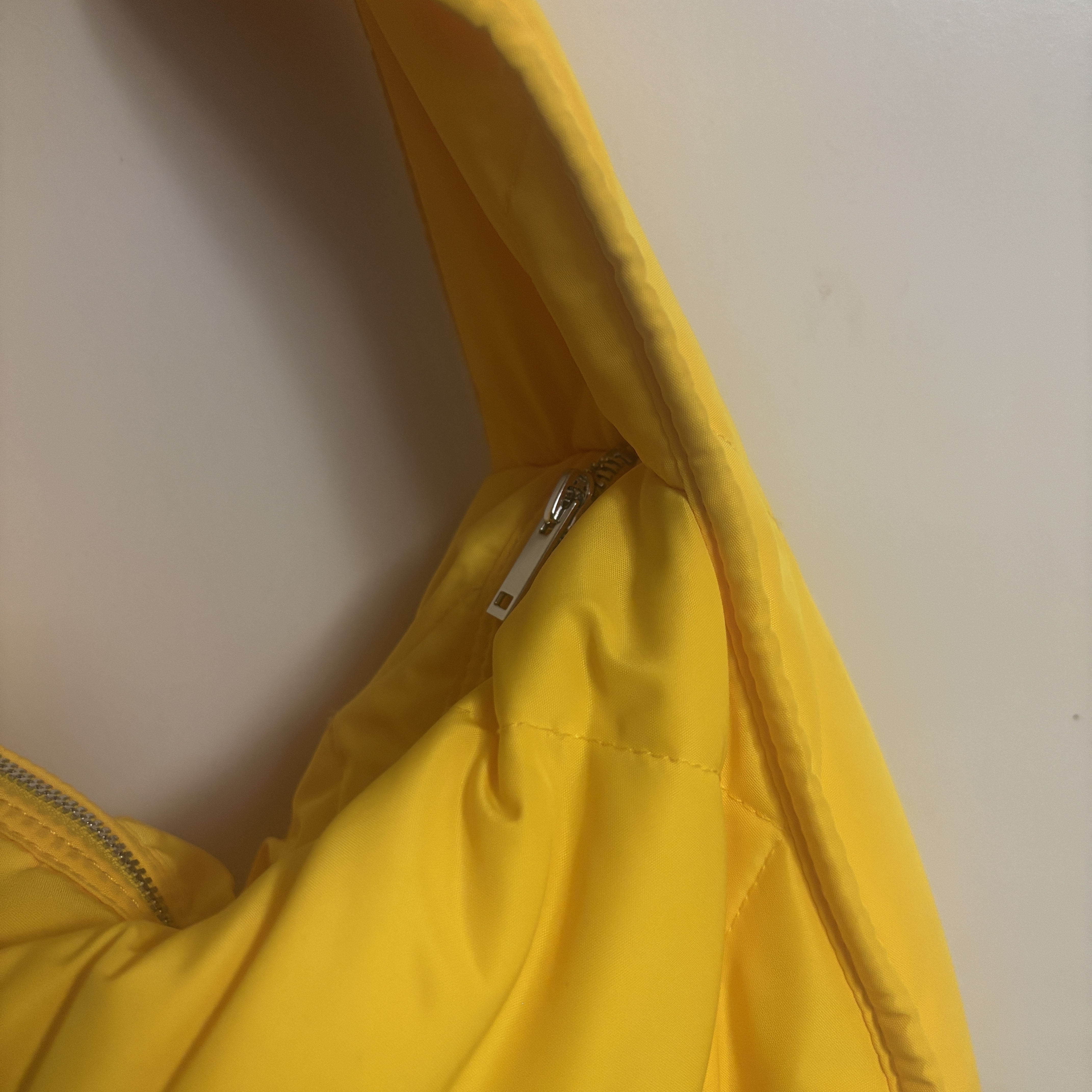 COS Diamond Quilted Hand Bag Yellow 착용 스타일