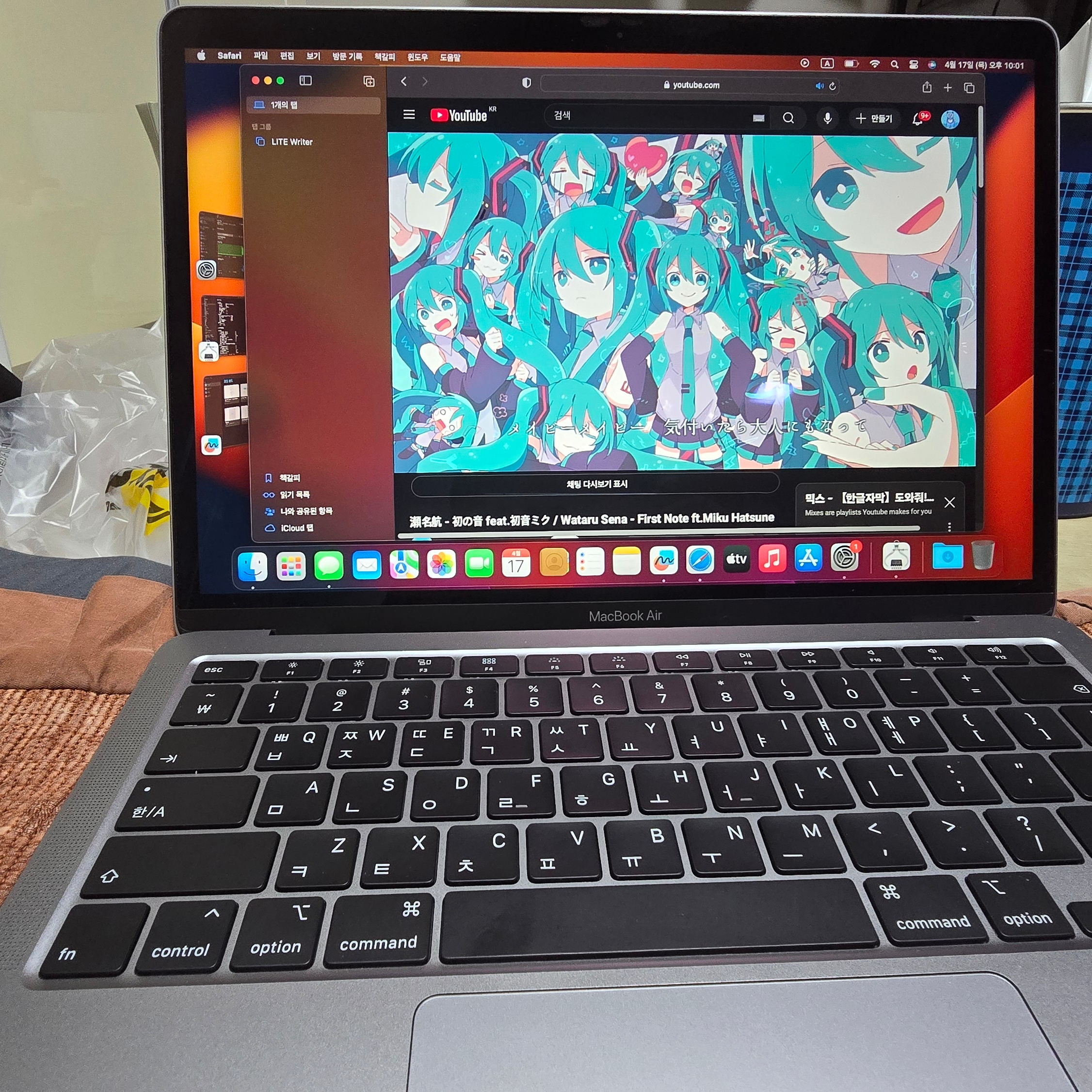 [B등급] Refurbished 2020 MacBook Air 13 i3-1.1GHz 256GB SSD / 8GB RAM Spacegray 착용 스타일 - 1