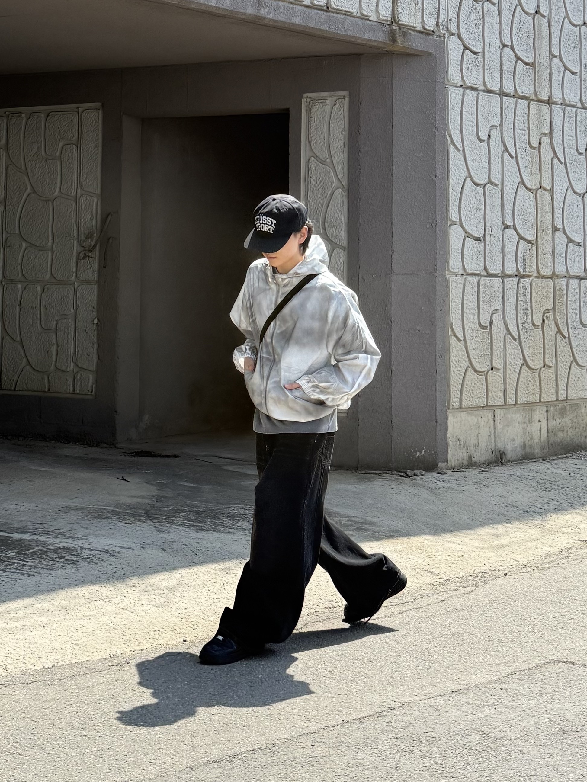 Stussy Mid-Depth Sport Snapback Black Matallic, Nike Air Force 1 '07 Low Triple Black 착용 스타일 - 1