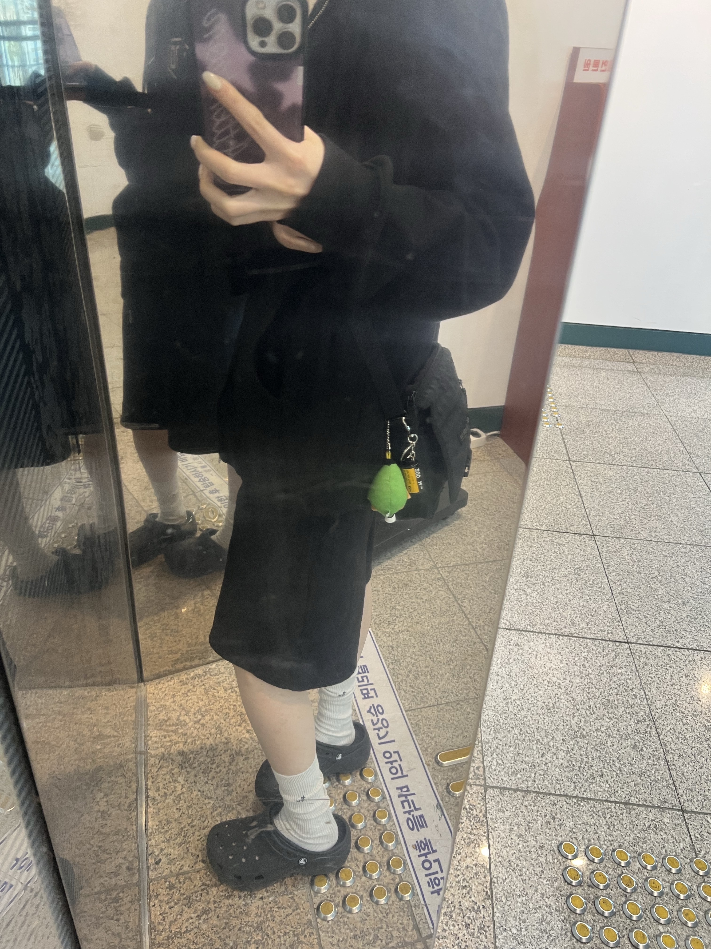 (W) Crocs Classic Platform Clog Black, Deus Ex Machina Seoul College Hooded Jacket Black 착용 스타일 - 3
