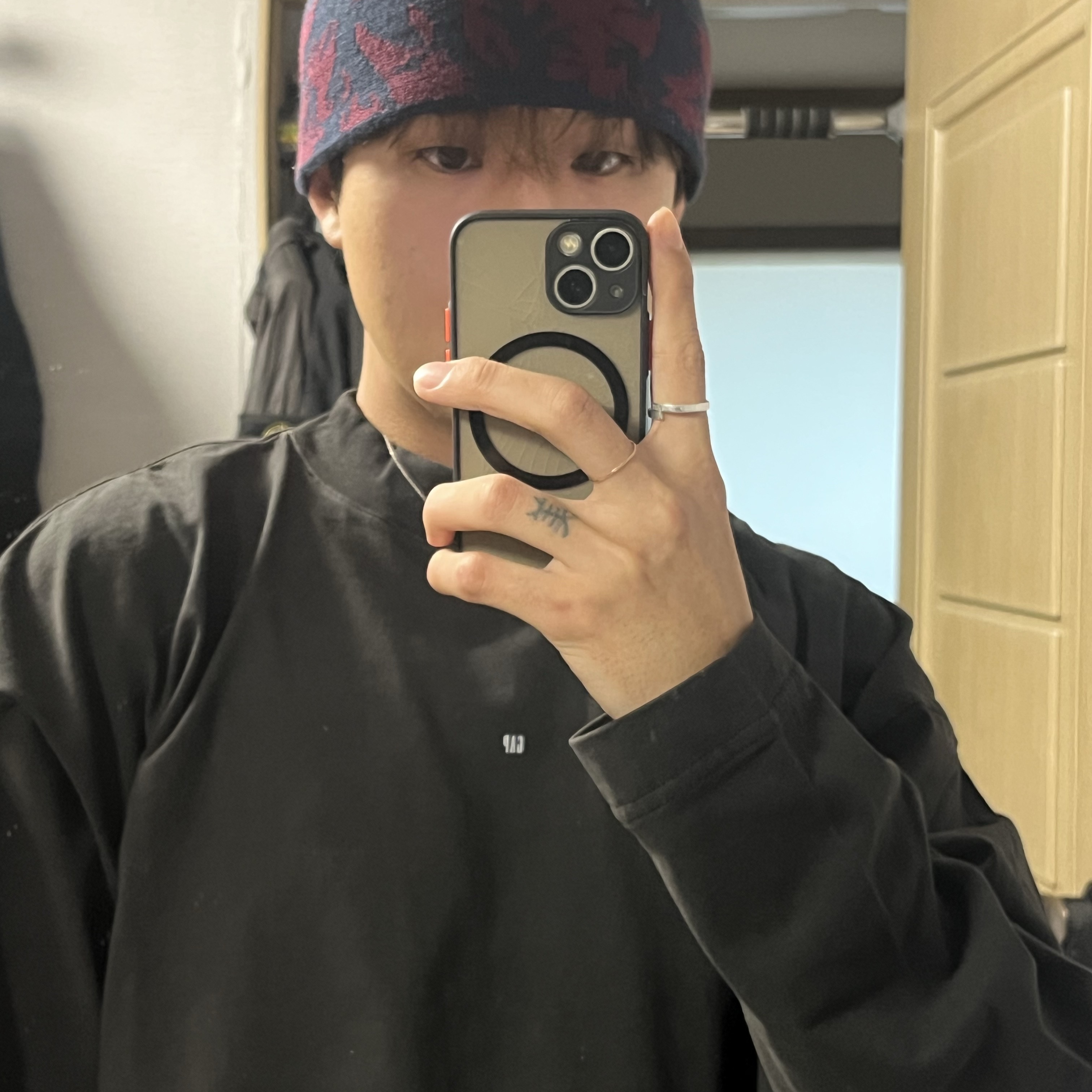 Yeezy Gap Engineered By Balenciaga Logo Long Sleeve T-Shirt Black 착용 스타일 - 1