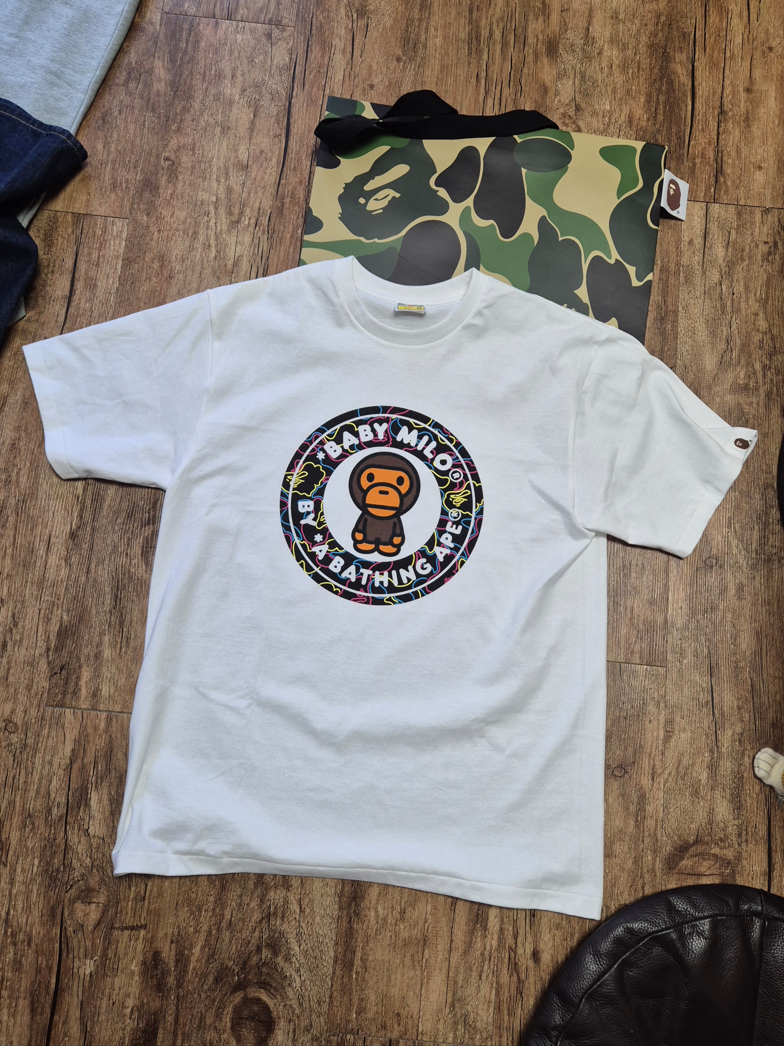 BAPE Neon Camo Milo Busy Works T-Shirt White, Jordan 1 Retro High OG Chicago 2022 착용 스타일 - 7