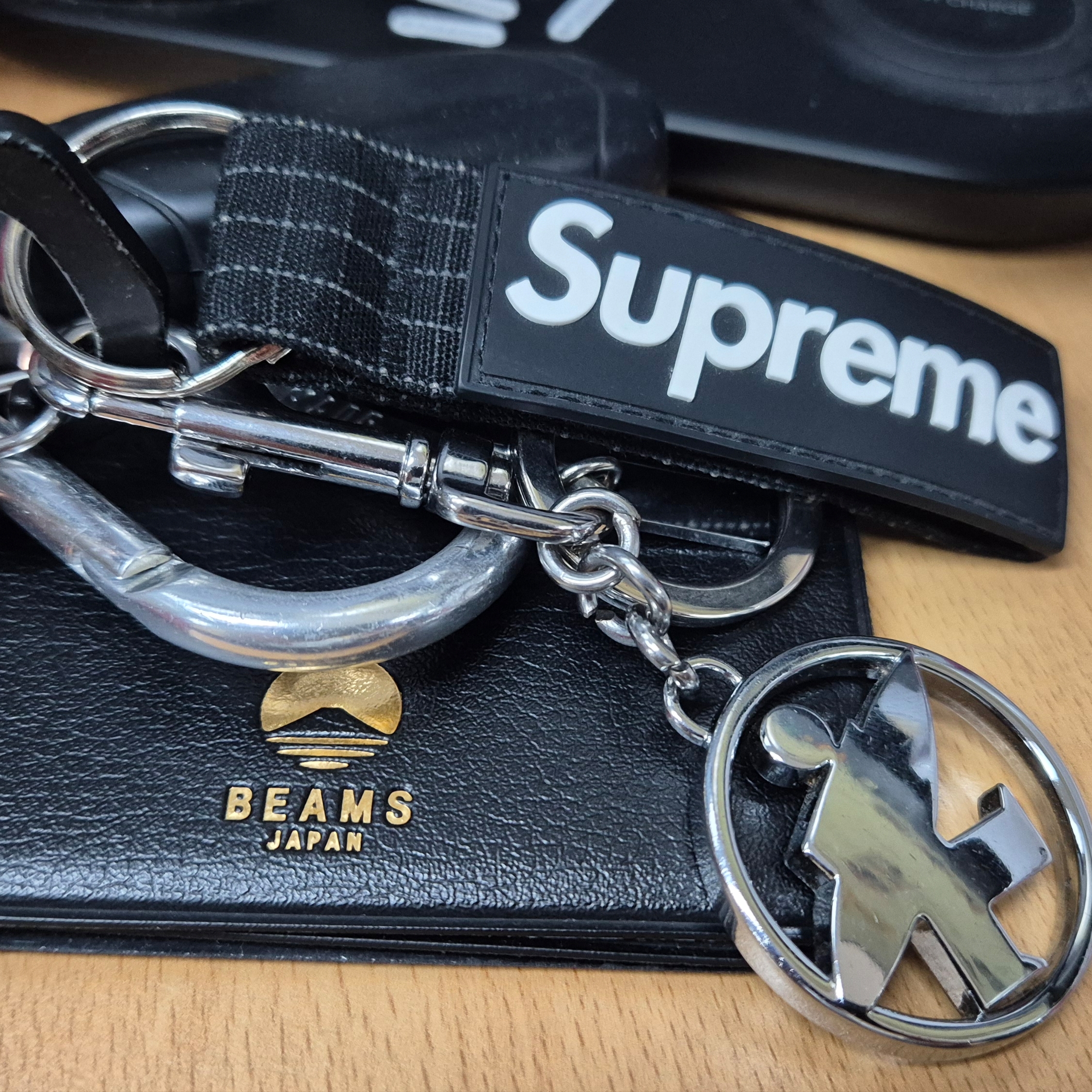 Beams x Hightide Special Order Pass & Card Case Black, [SS25] moif Weekend Shorts Sand 착용 스타일 - 1