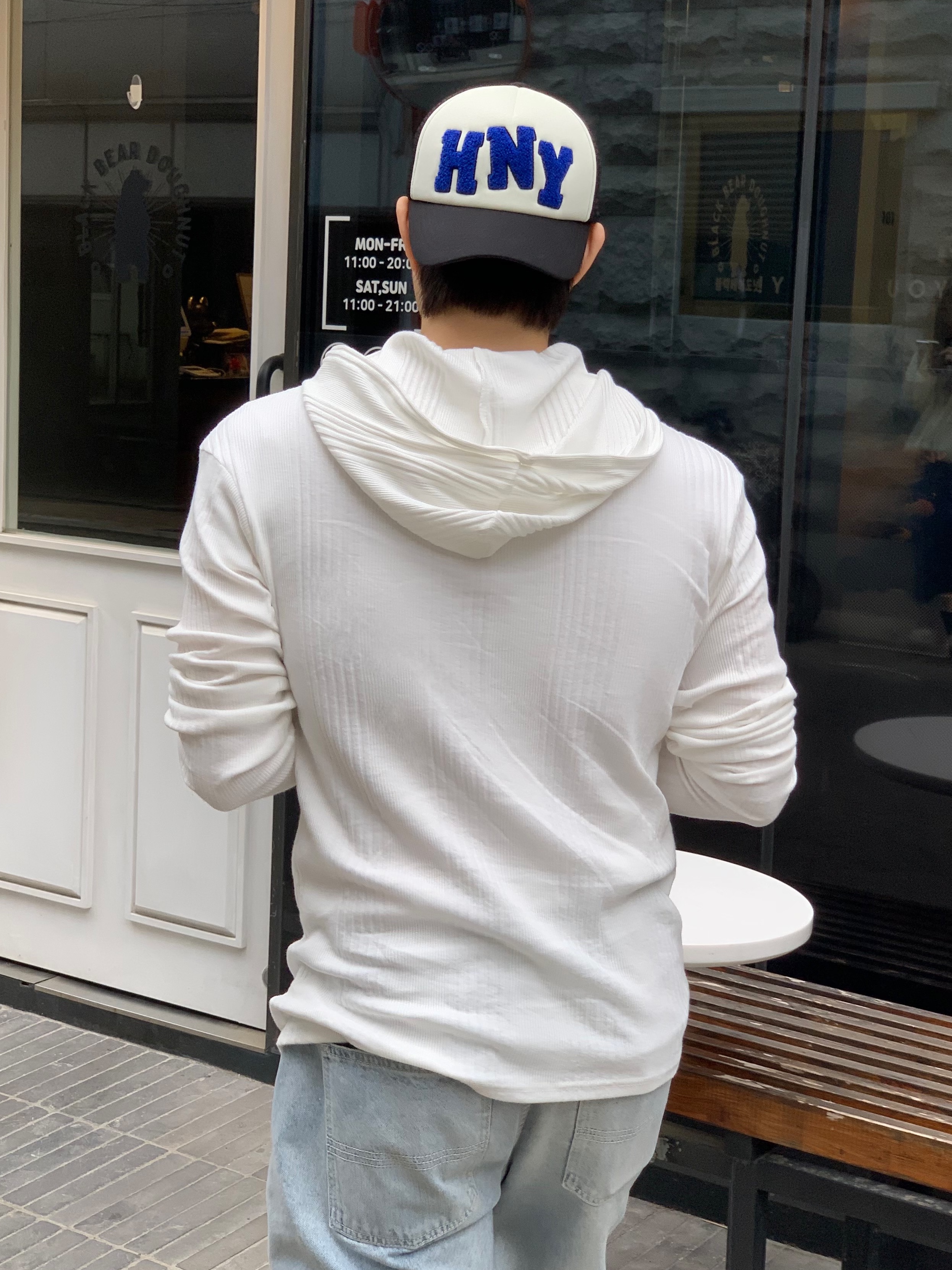 [KREAM 단독] Millo Archive X Negative Three Crescendo Desert Boots Beige, Honey Scoop House HNY Logo Trucker Cap Black 착용 스타일 - 4