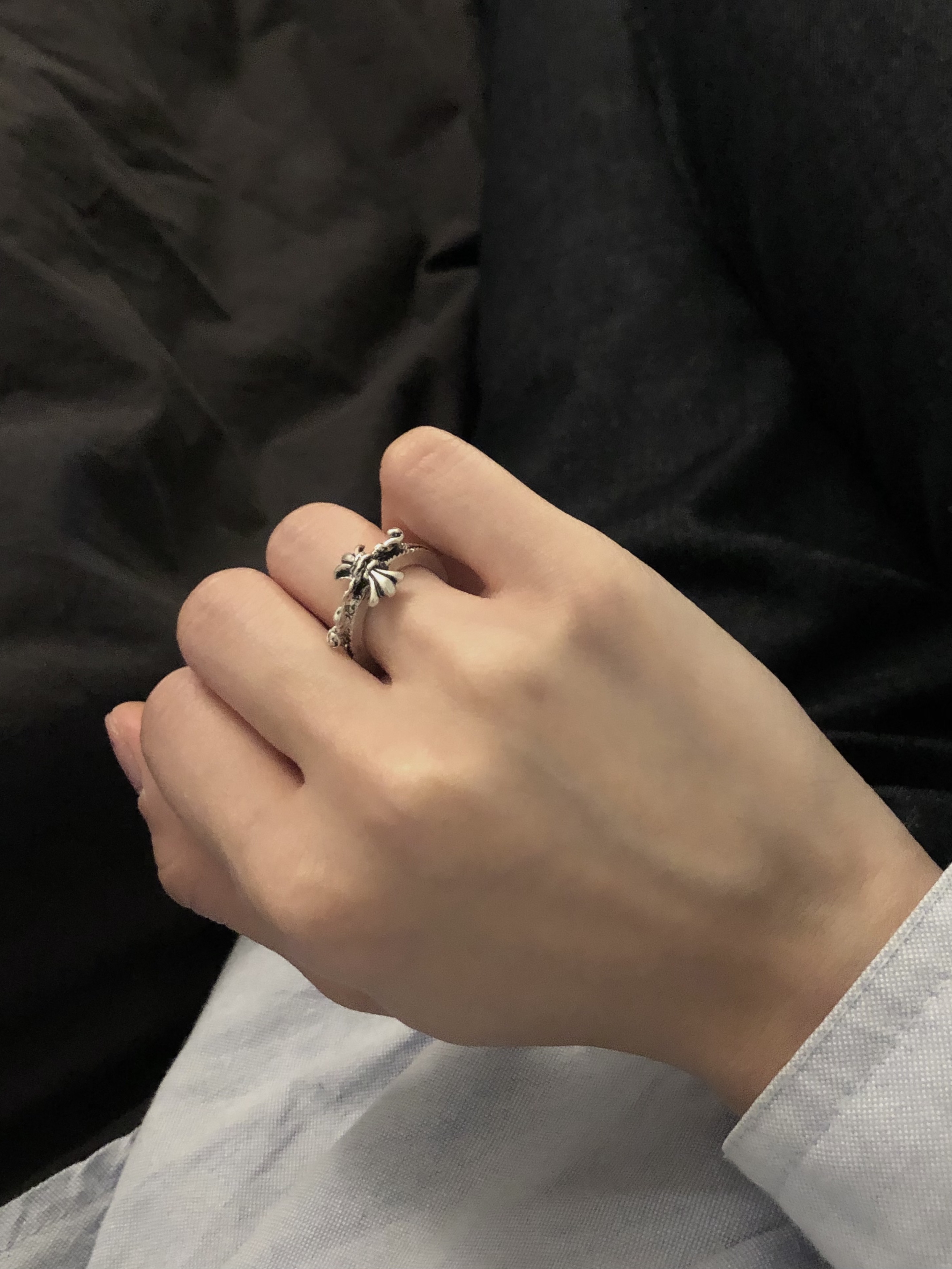 Gucci Interlocking G Silver Ring Silver Aged Finish, Quarqor #5117 Ring 착용 스타일 - 2