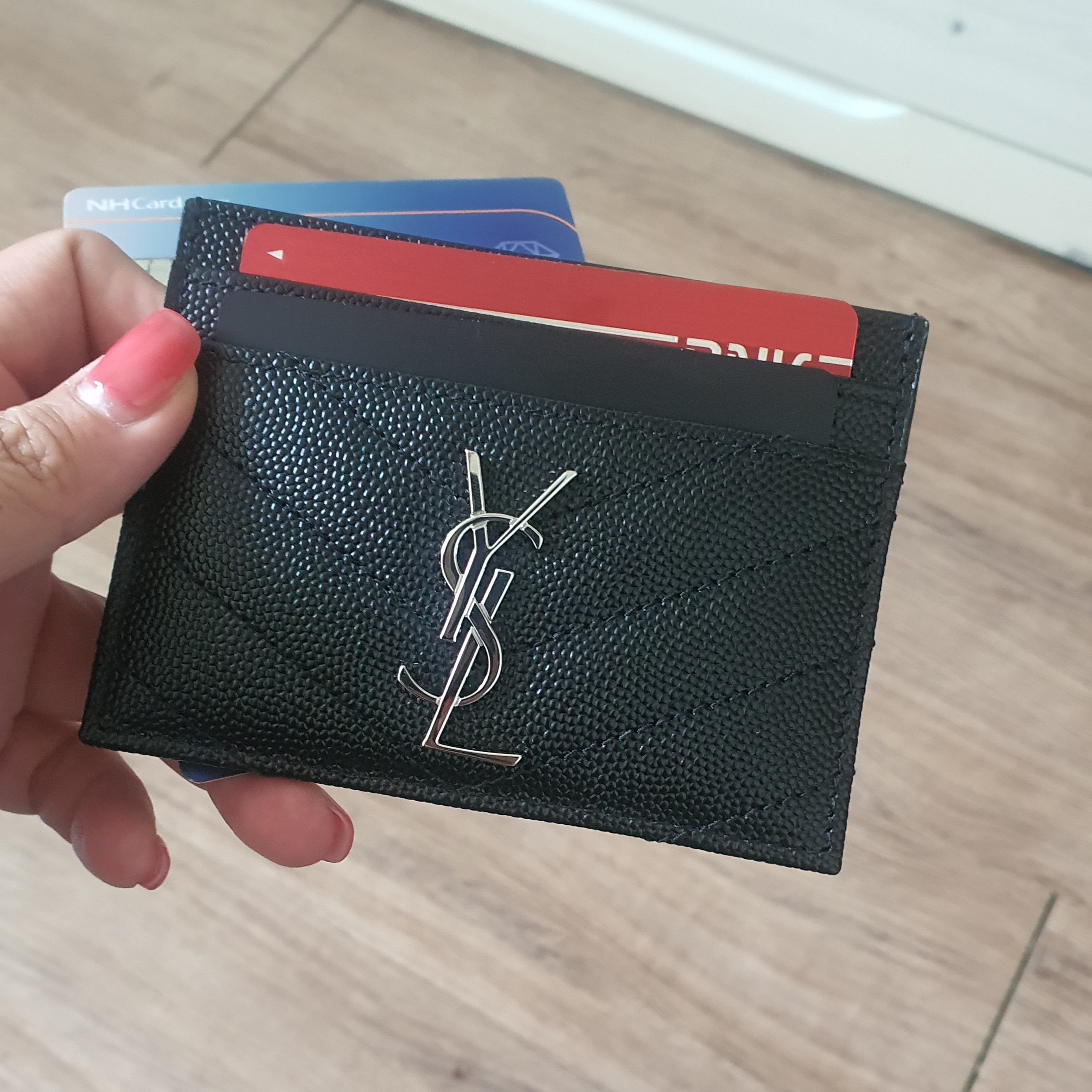 Saint Laurent Cassandre Matelasse Card Case in Grain De Poudre Embossed Leather Black 착용 스타일 - 4