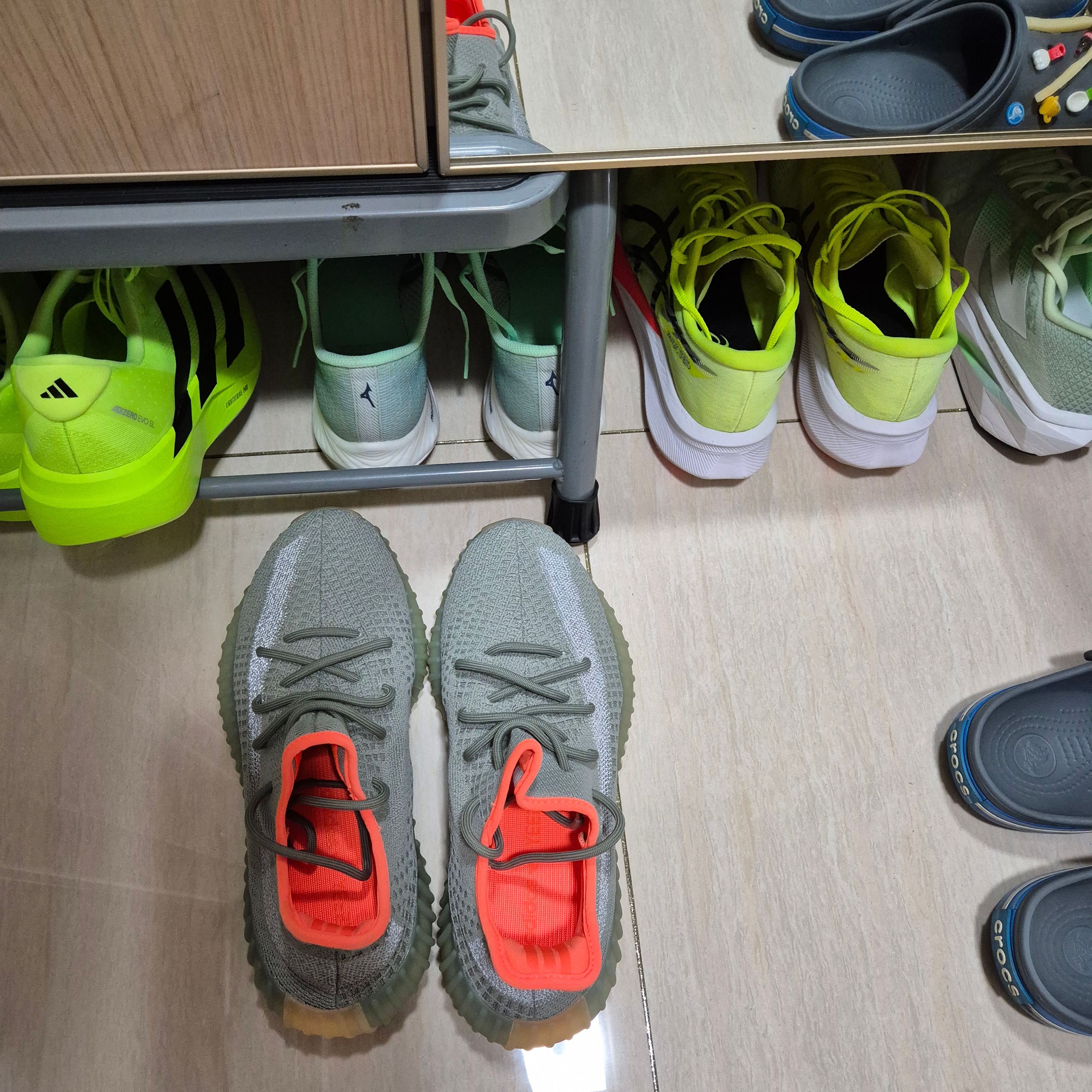 Adidas Yeezy Boost 350 V2 Desert Sage 착용 스타일