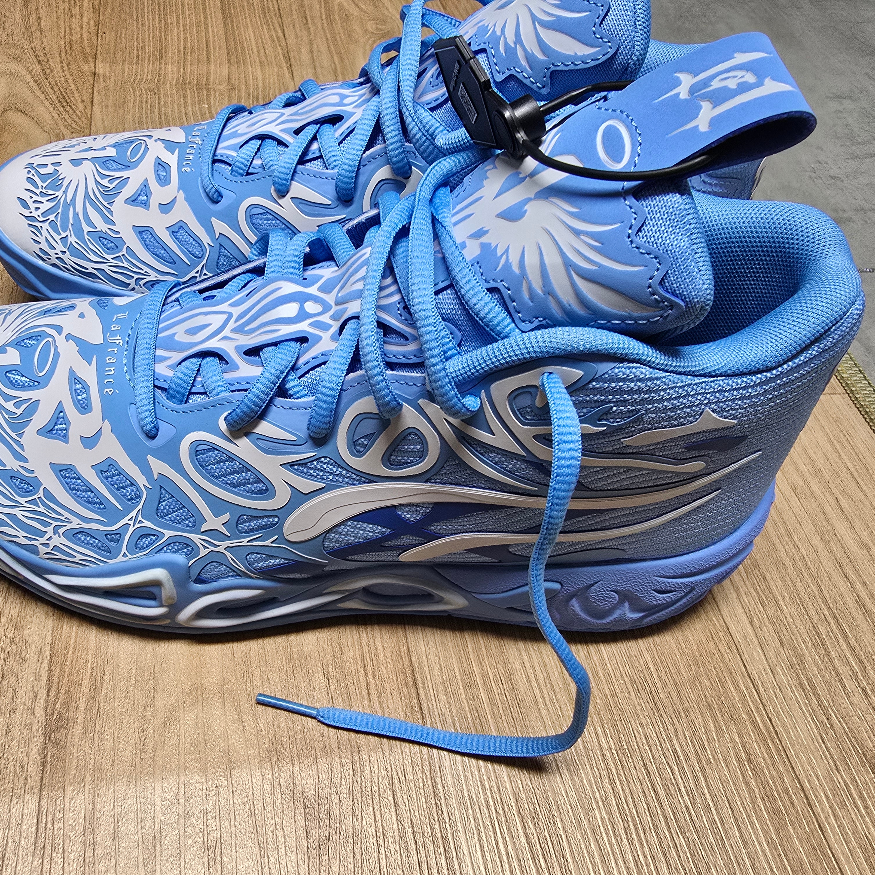 Puma MB.04 Lamelo Ball LaFrance Team Light Blue Cool Mid Gray 착용 스타일 - 3