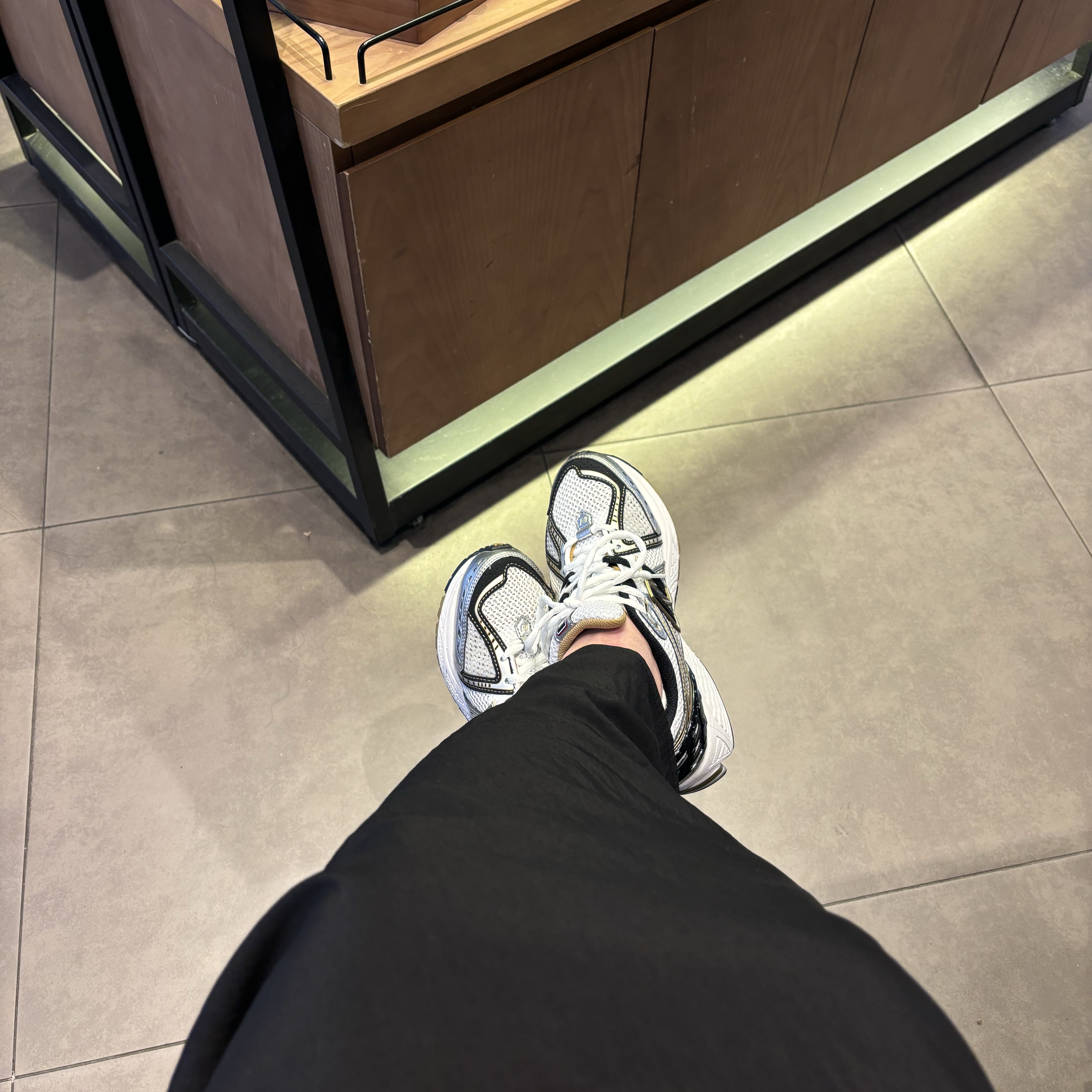 New Balance 1906R White Gold 착용 스타일 - 1