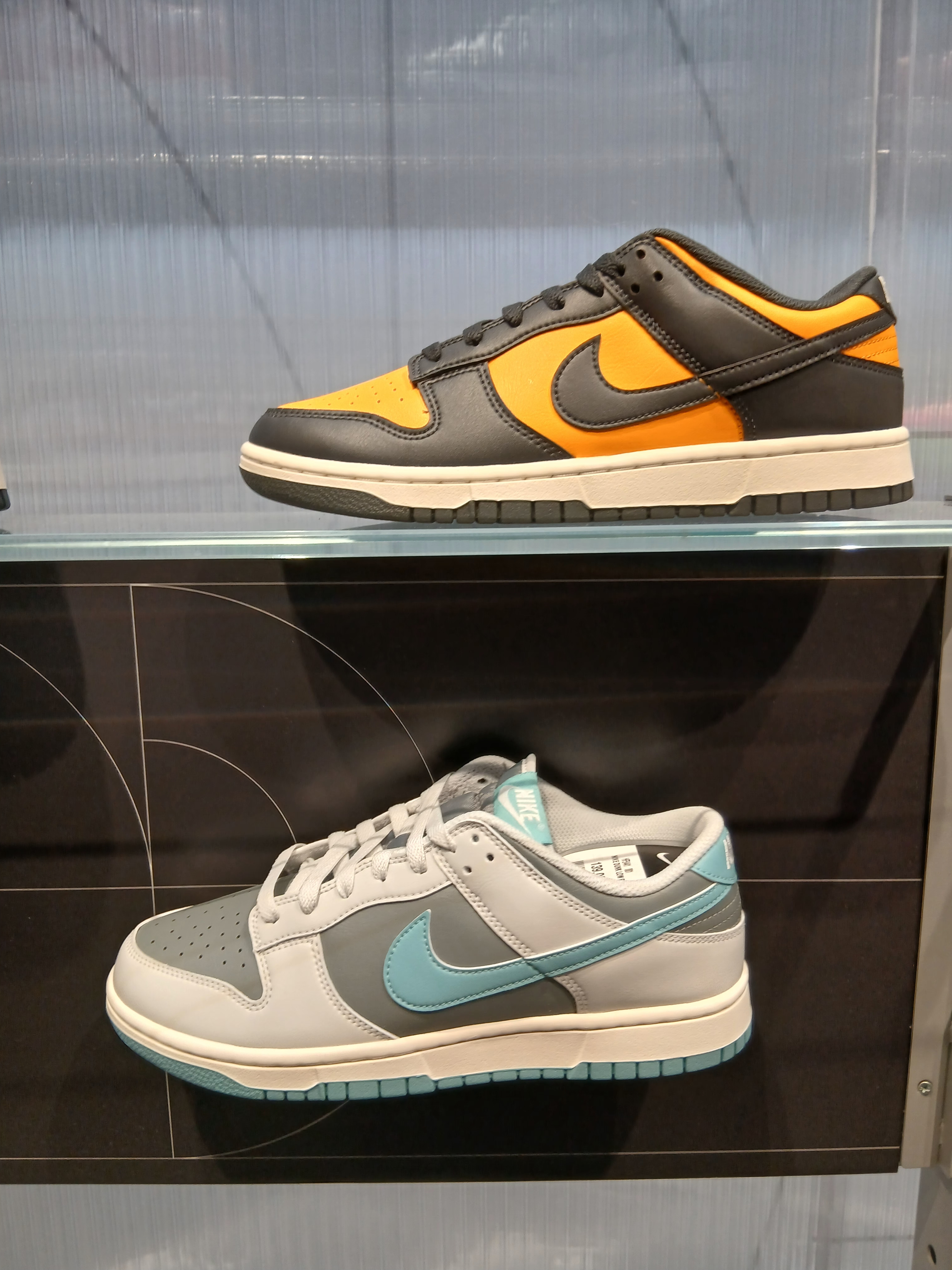 Jordan 1 Low OG Sail and Golden Harvest 착용 스타일 - 4