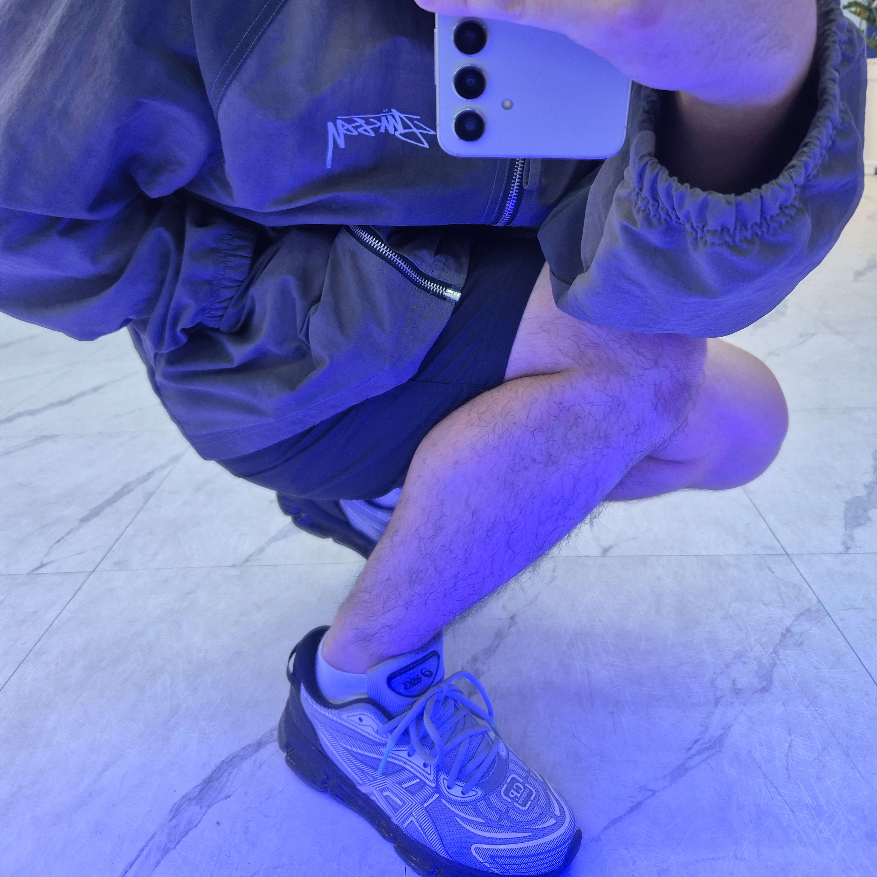 Asics x C.P. Company Gel-Quantum 360 VIII Cement Grey, Stussy Wave Dye Beach Shell Jacket Black 착용 스타일 - 2