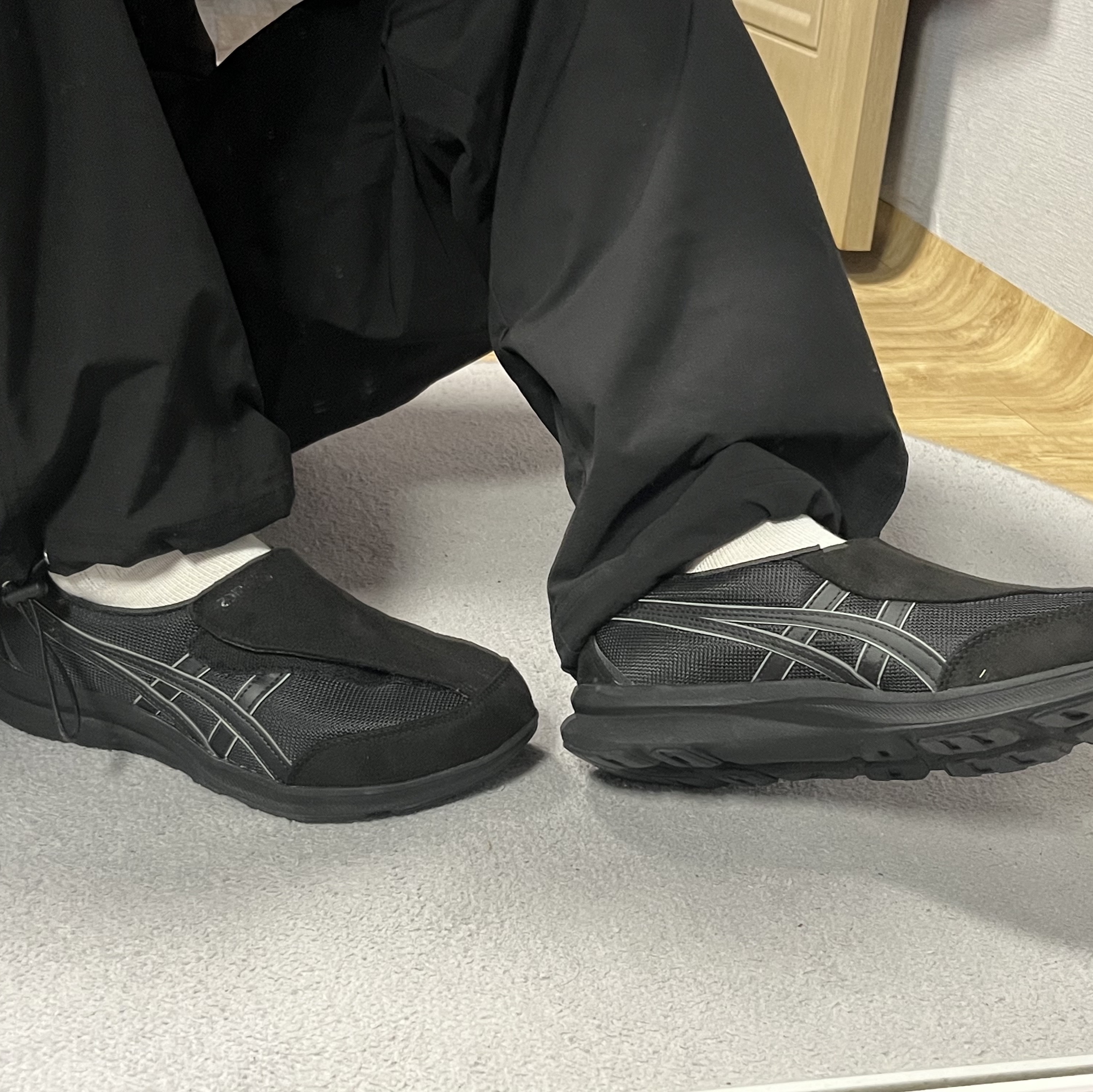 (W) Asics Life Walker 018 Black - 2E Extra Wide 착용 스타일 - 2