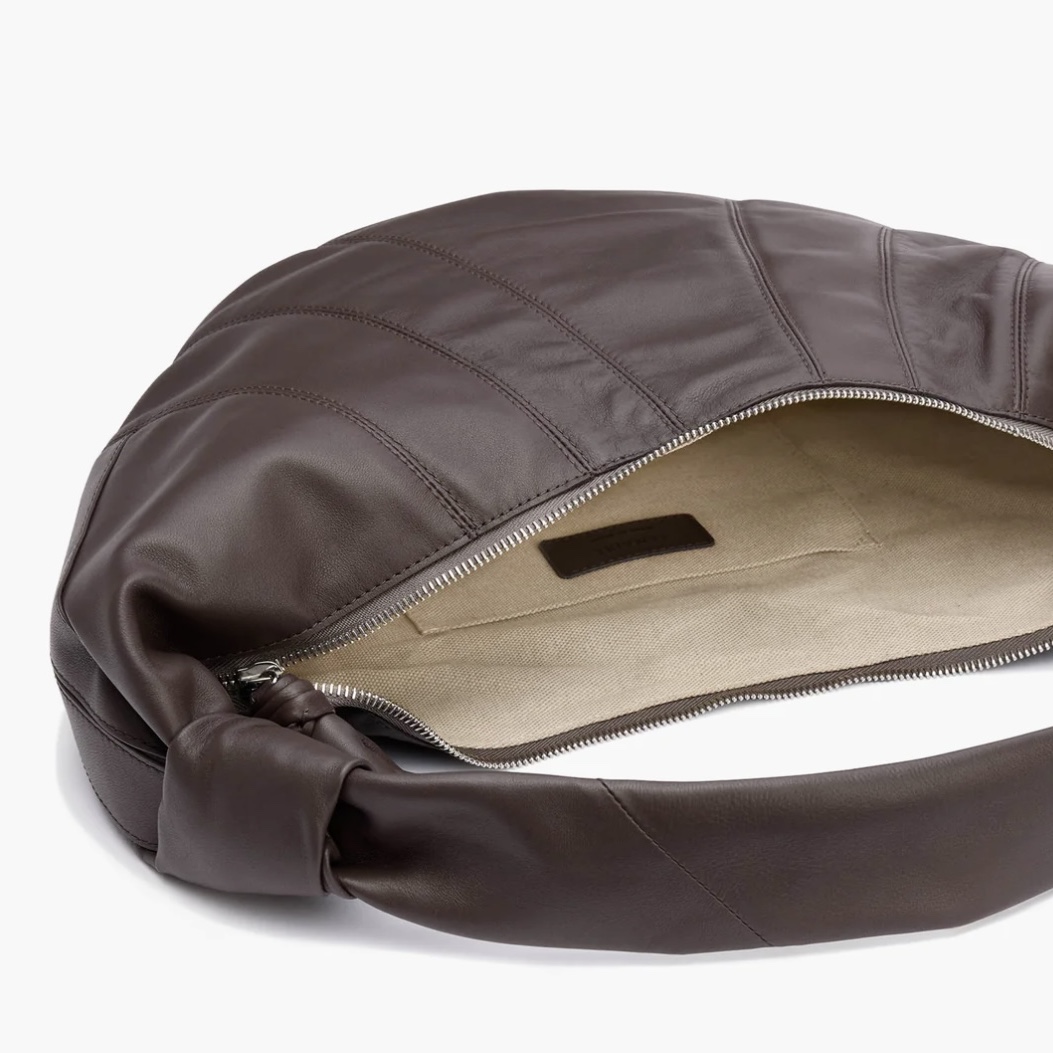 Lemaire Fortune Croissant Bag Soft Nappa Leather Mink 착용 스타일 - 1