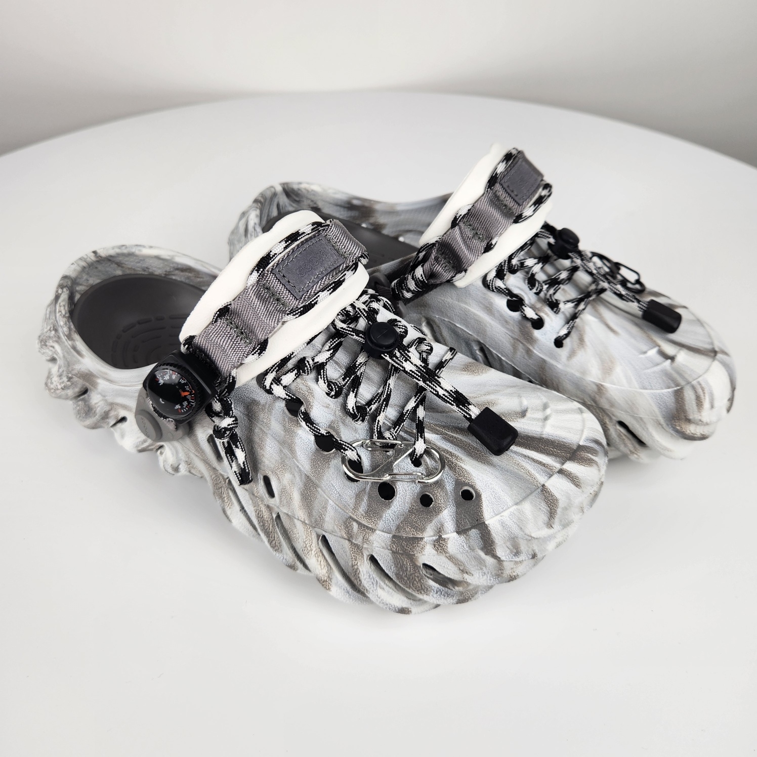 Crocs Echo Marbled Clog Moonlight Multi 착용 스타일 - 2