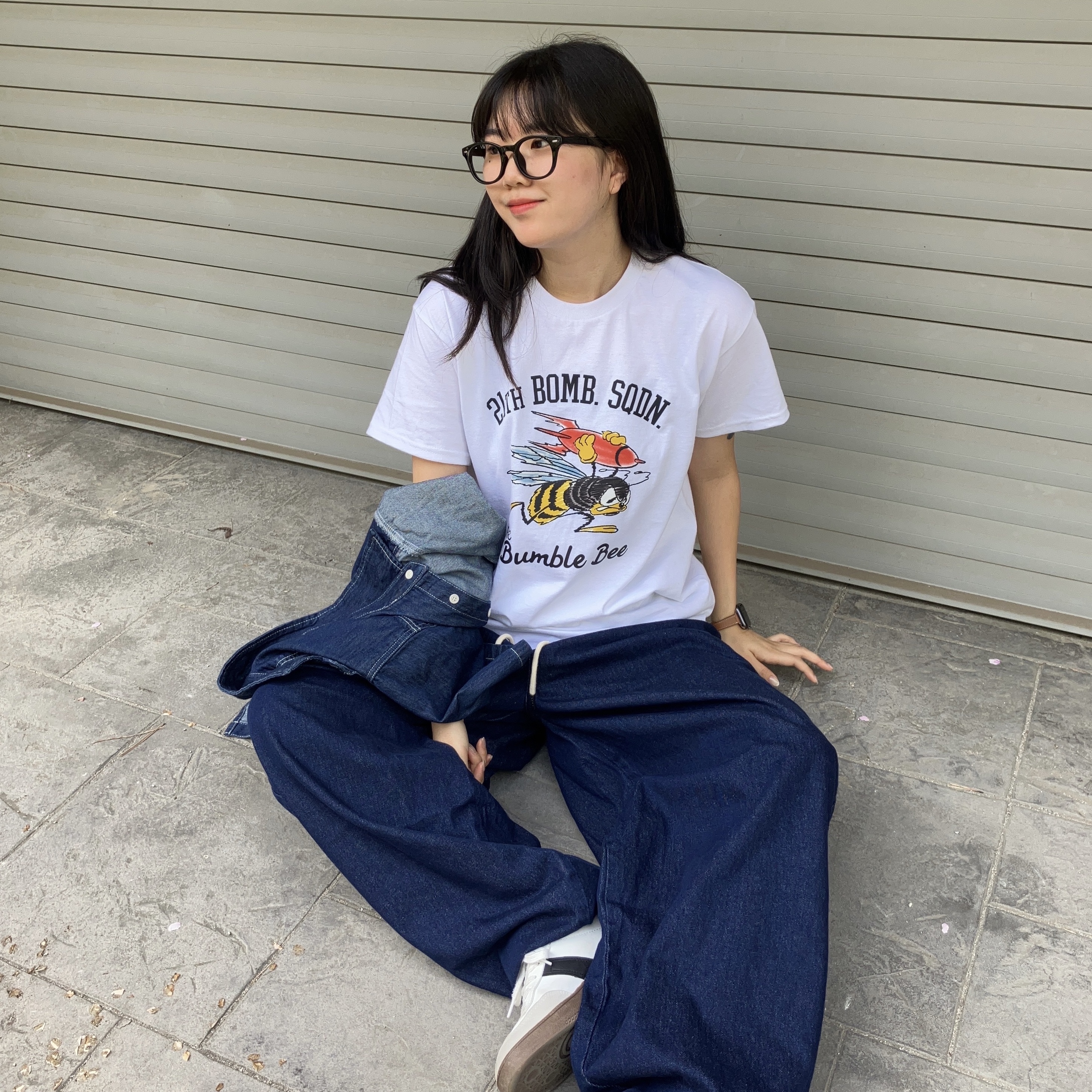 Gildan X American Collection Bumble Bee T-Shirt White 착용 스타일 - 1