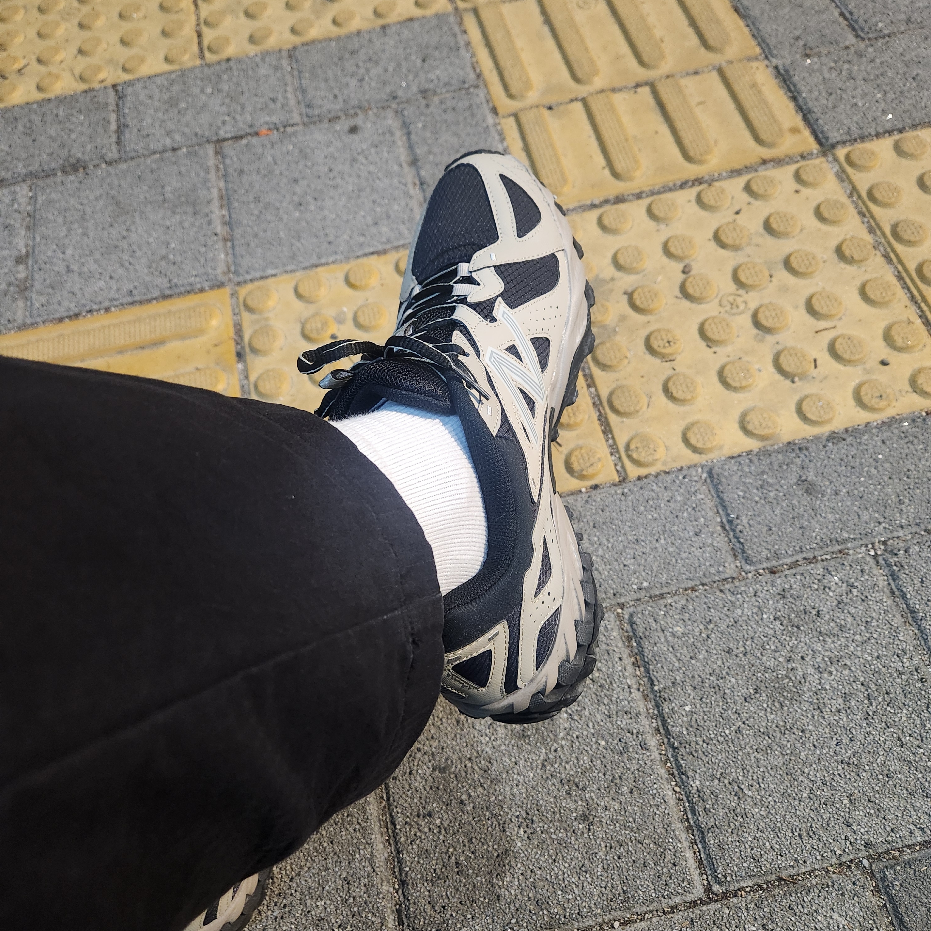 New Balance ML610T Aluminum Black - D Standard 착용 스타일