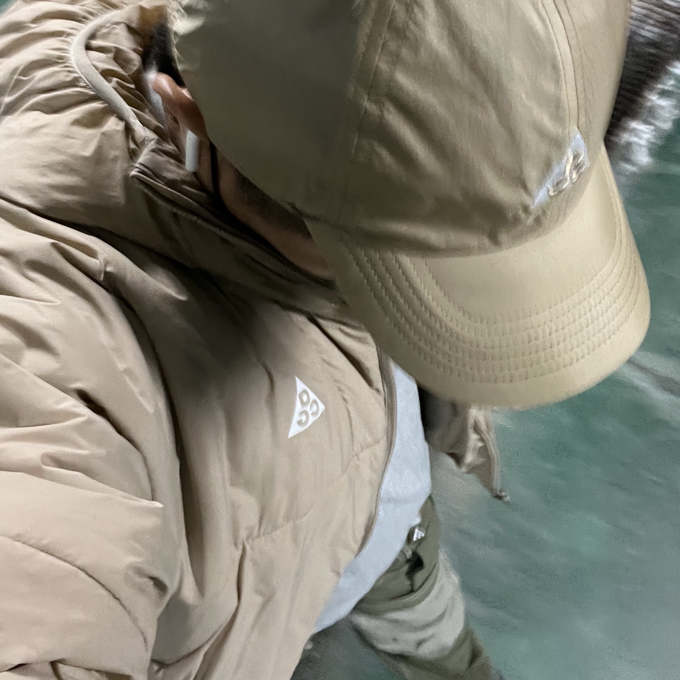 Nike ACG Smith Summit Cargo Pants Medium Olive - Asia, Nike ACG Therma-Fit ADV Rope De Dope Jacket Light Iron Ore - Asia 착용 스타일 - 1