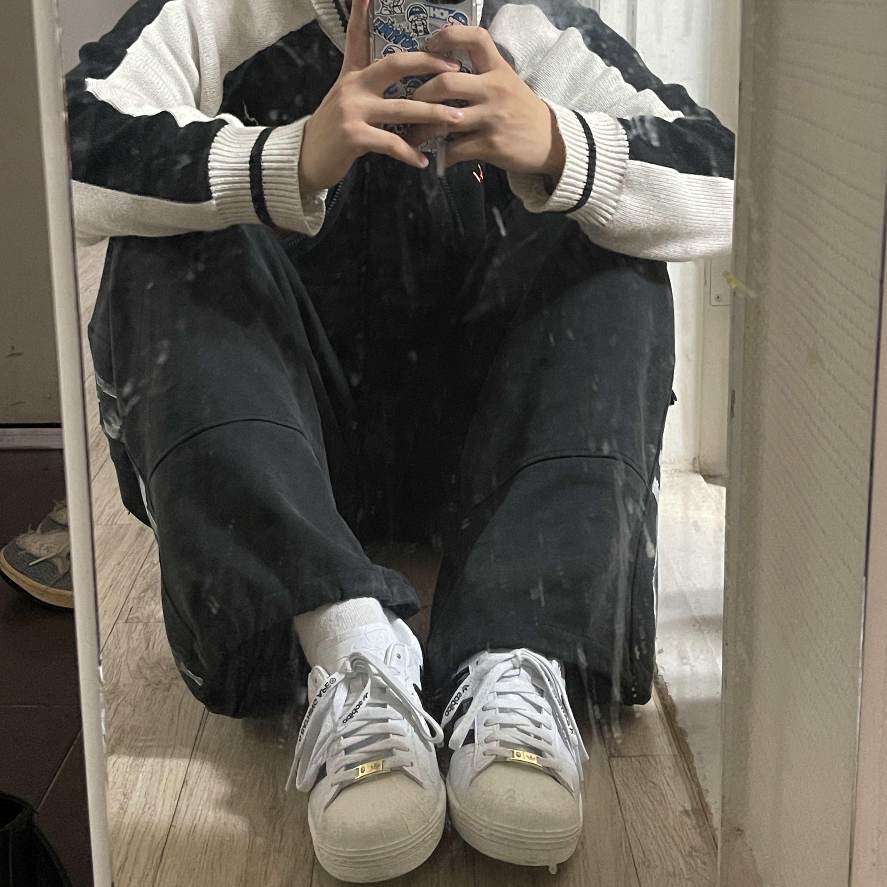 Adidas x BAPE Superstar Vintage Cloud White Core Black 착용 스타일 - 3
