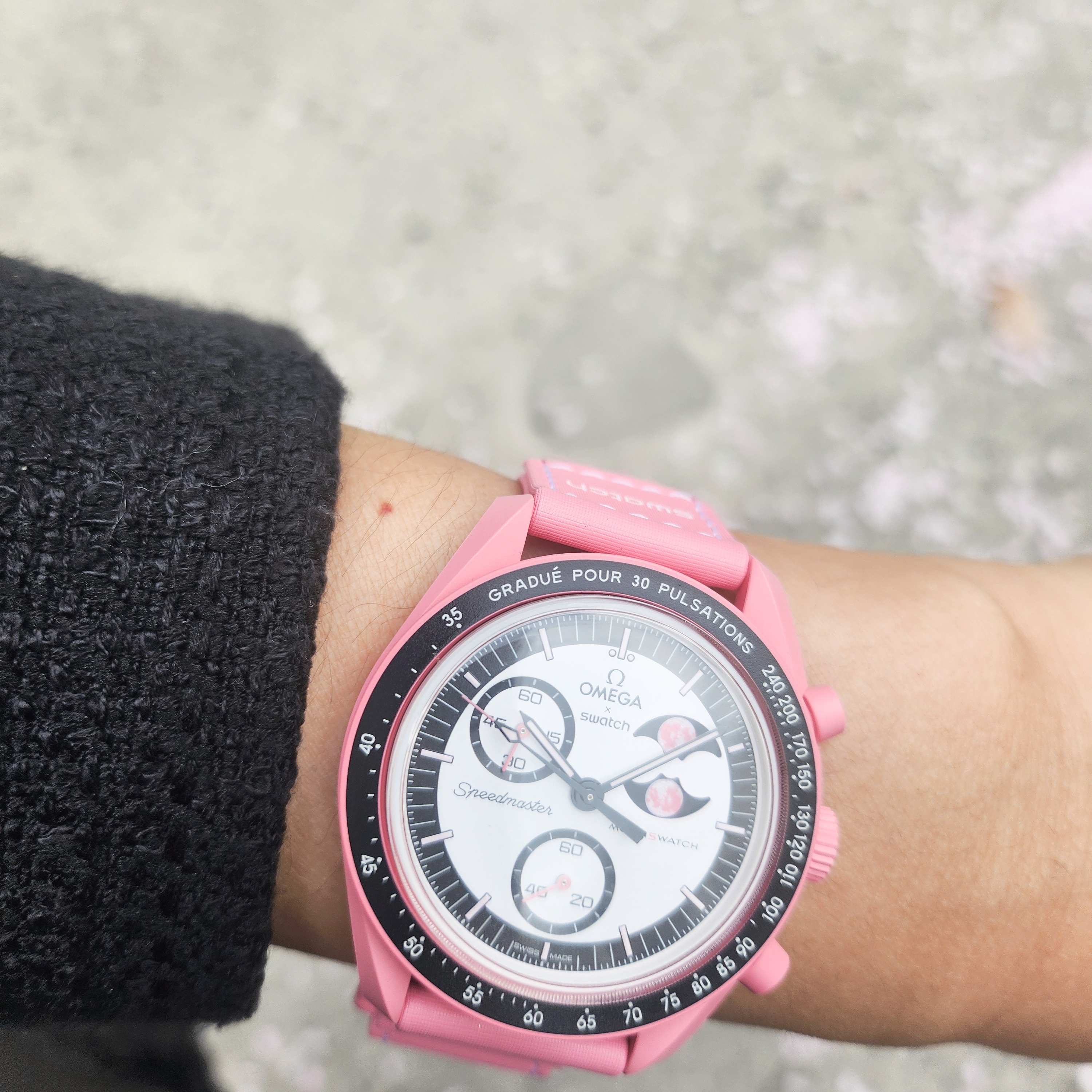 Swatch x Omega Biocreamic MoonSwatch Mission To The Pink Moonphase 착용 스타일