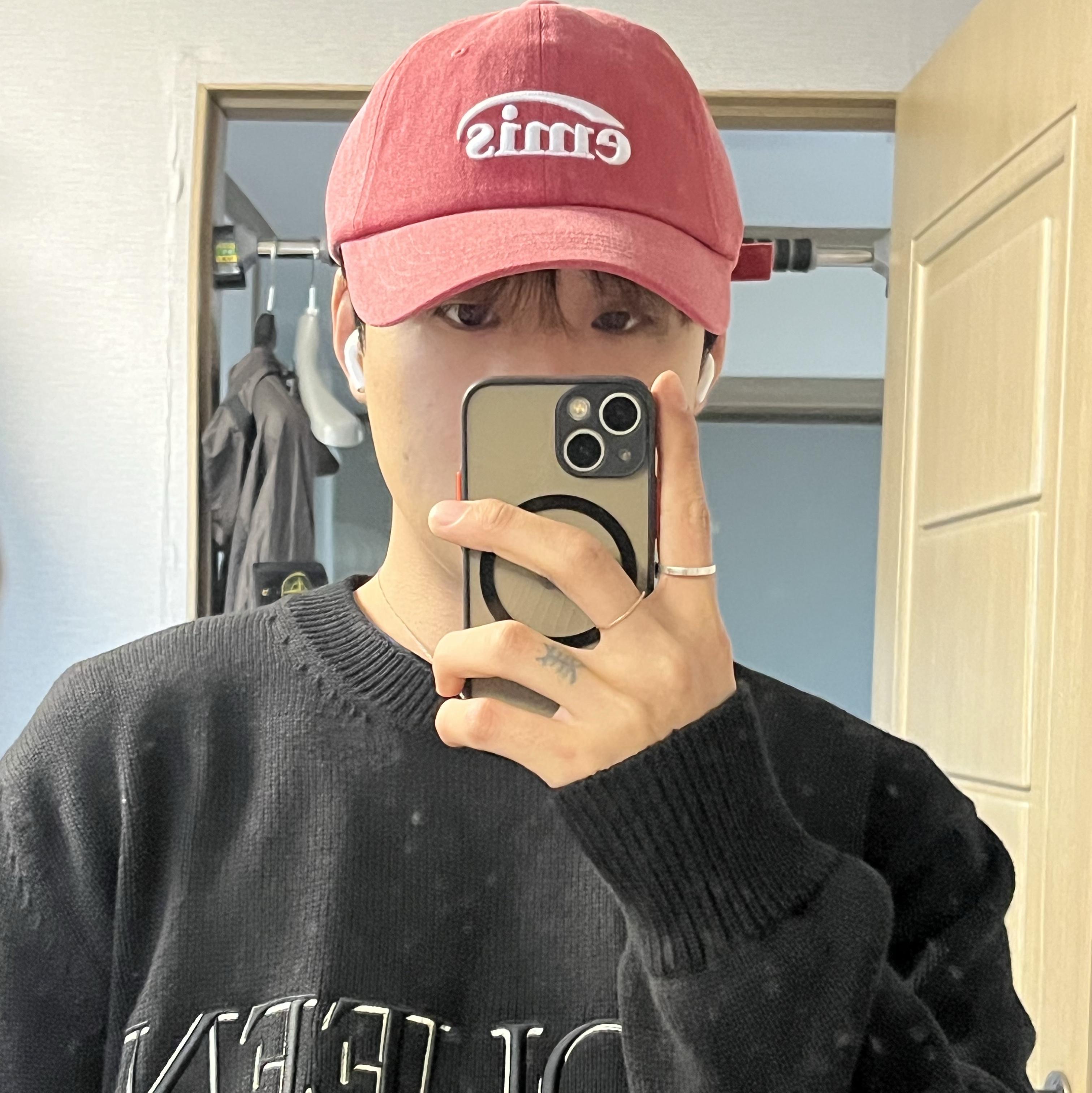 Emis New Logo Pigment Ball Cap Red 착용 스타일