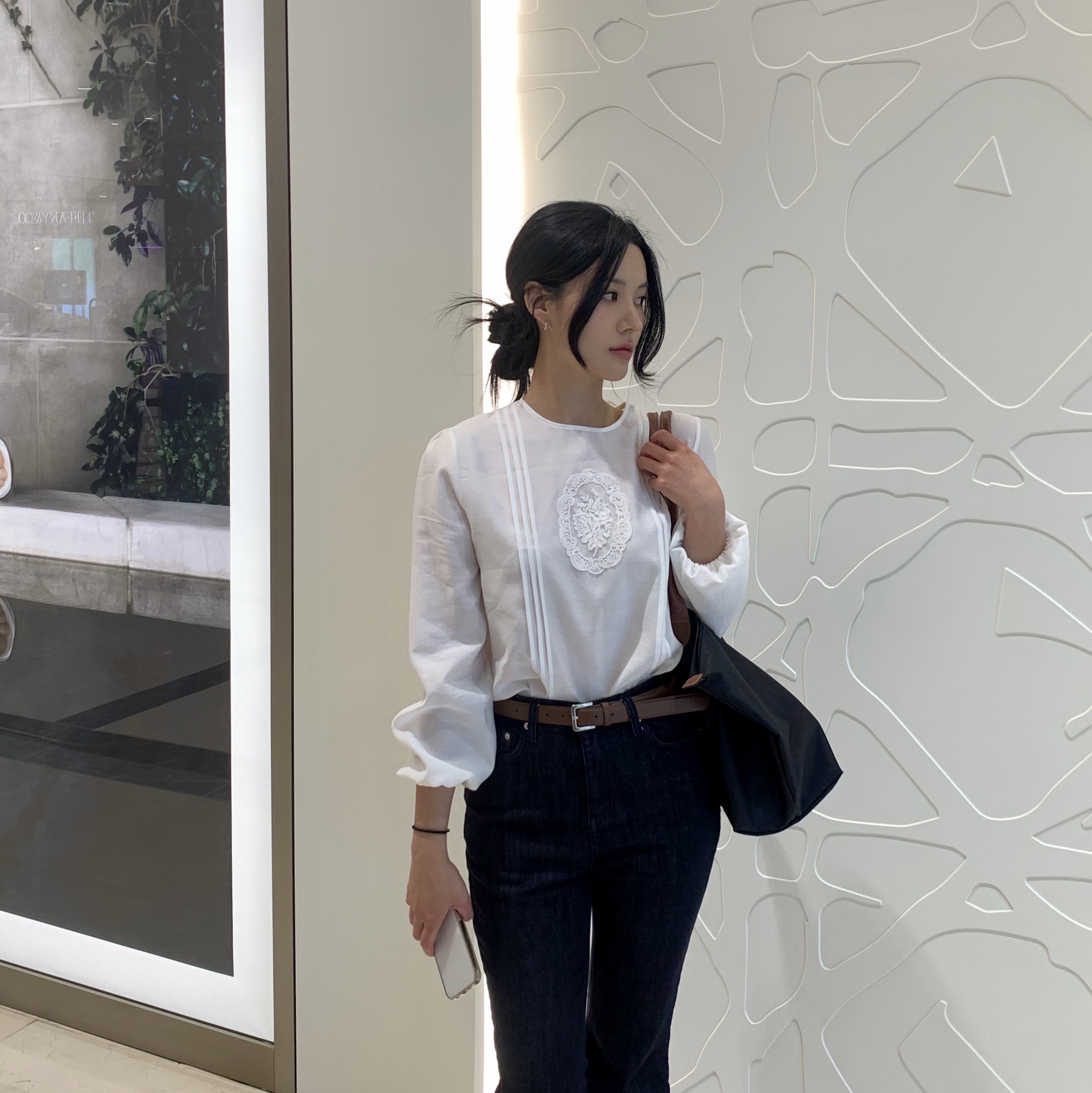 롱샴 르 플리아쥬 오리지널 토트백 M 블랙 착용 스타일 - 1